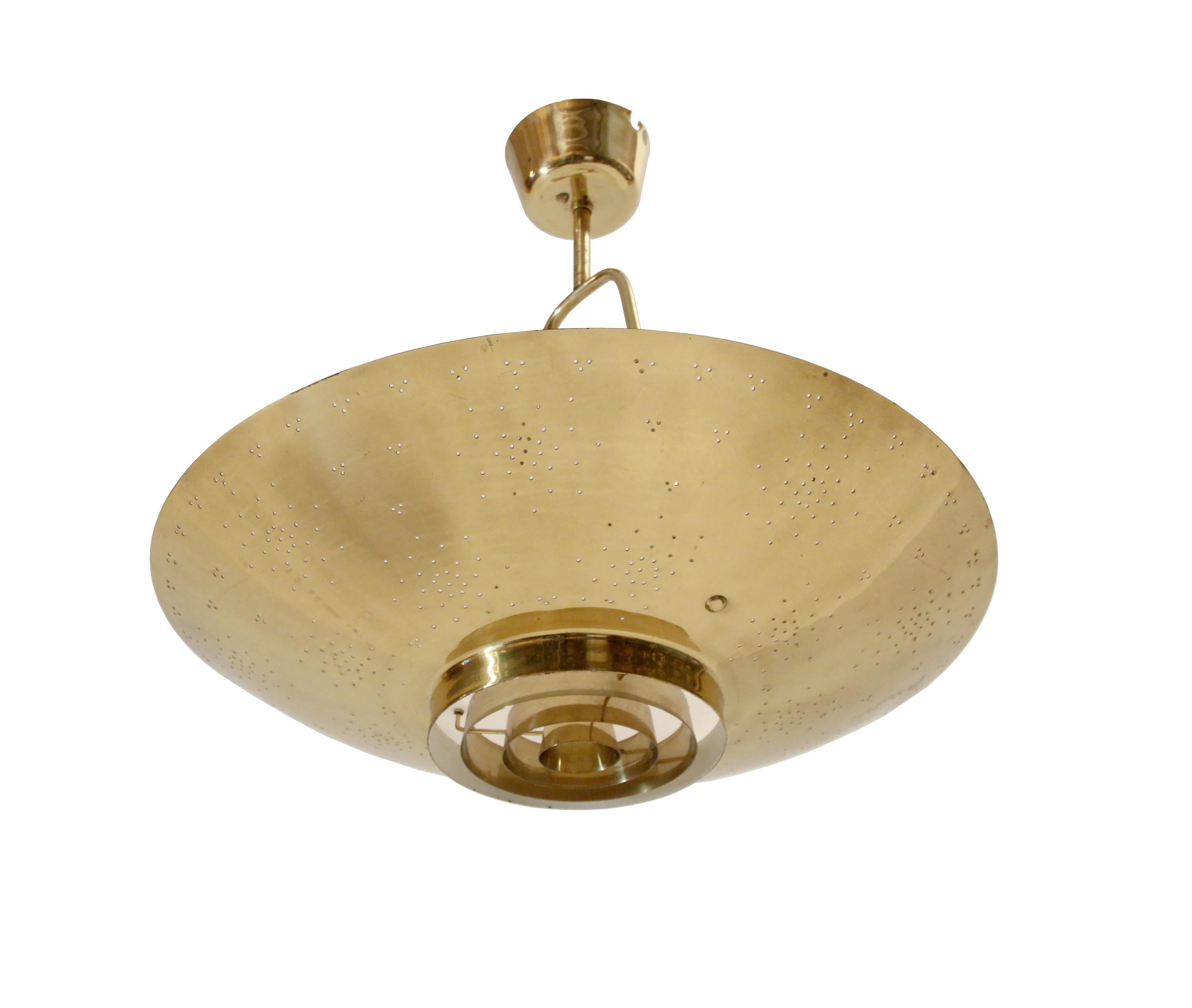 Wonderful, decorative and iconic Scandinavian ceiling light in brass. Designed and Paavo Tynell for Taito in 1950 and made in Norway on licence/permit by Arnold Wiig's Fabrikker from circa 1950s second half. This lamp is called the United Nations