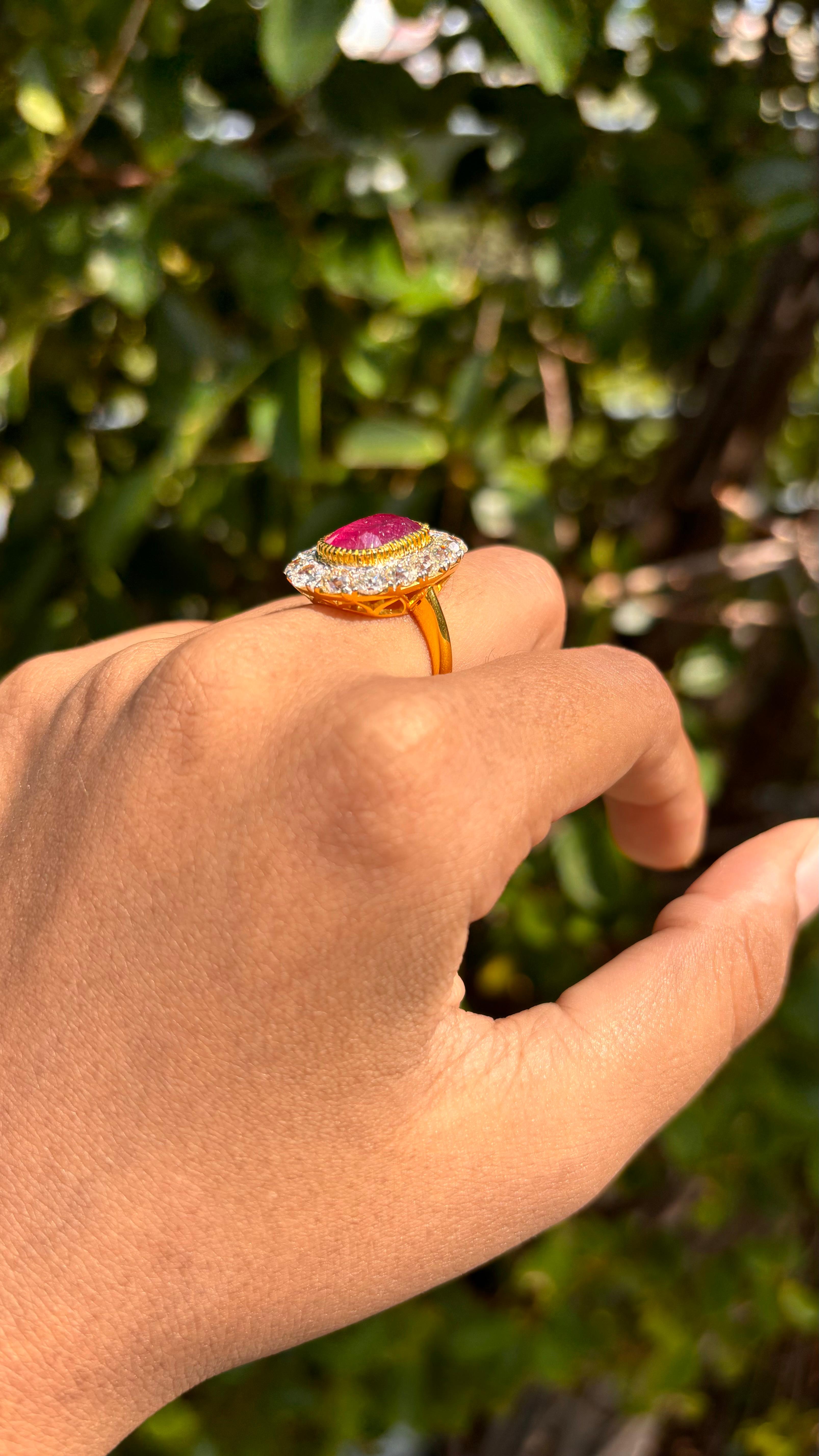 Unbehandelter Art-Déco-Ring mit 4,35 Karat Rubin im Altschliff und authentischen Diamanten aus 18 Karat Gold im Angebot 1
