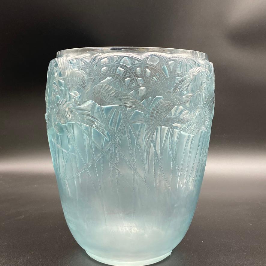 Molded Un Vase En Verre Art Deco Aigrettes De R.Lalique For Sale