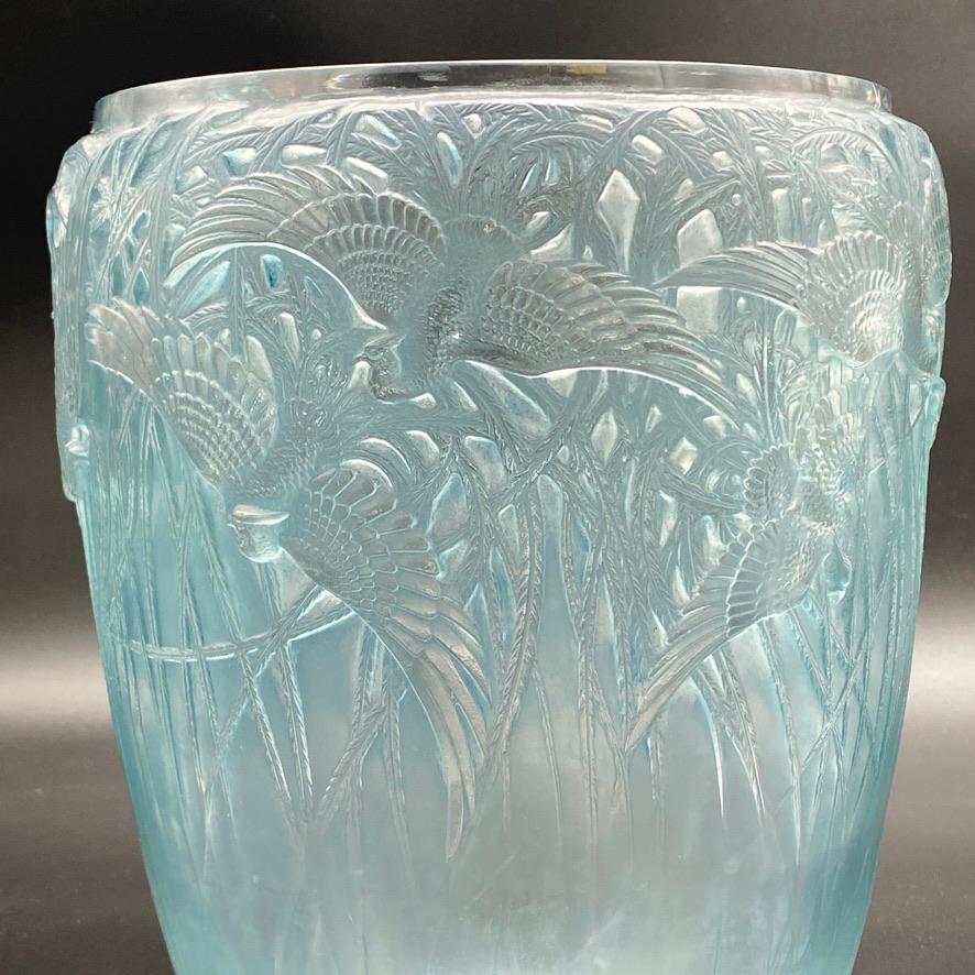 Un Vase En Verre Art Deco Aigrettes De R.Lalique In Excellent Condition For Sale In SAINT-OUEN-SUR-SEINE, FR