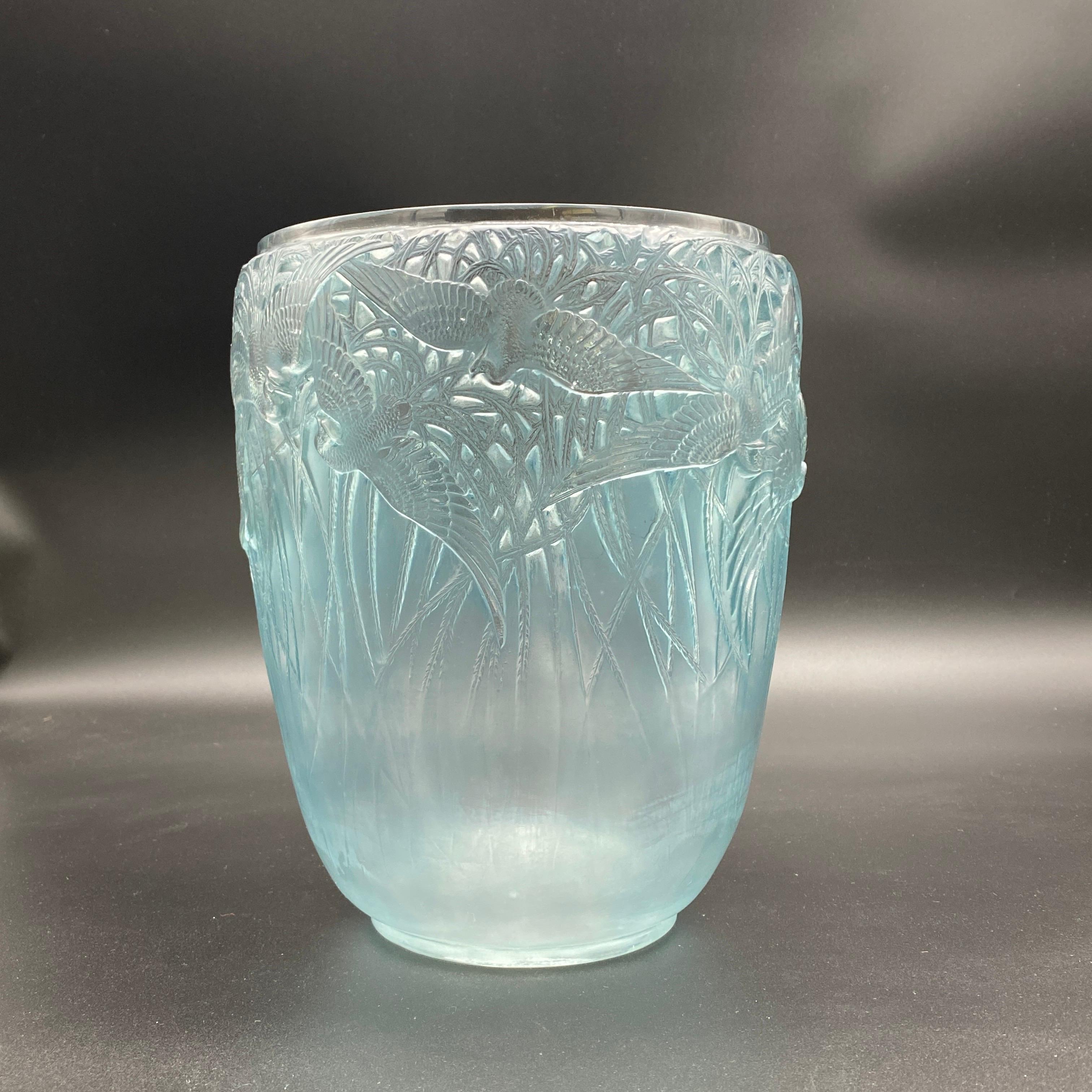 Un Vase En Verre Art Deco Aigrettes De R.Lalique For Sale 1