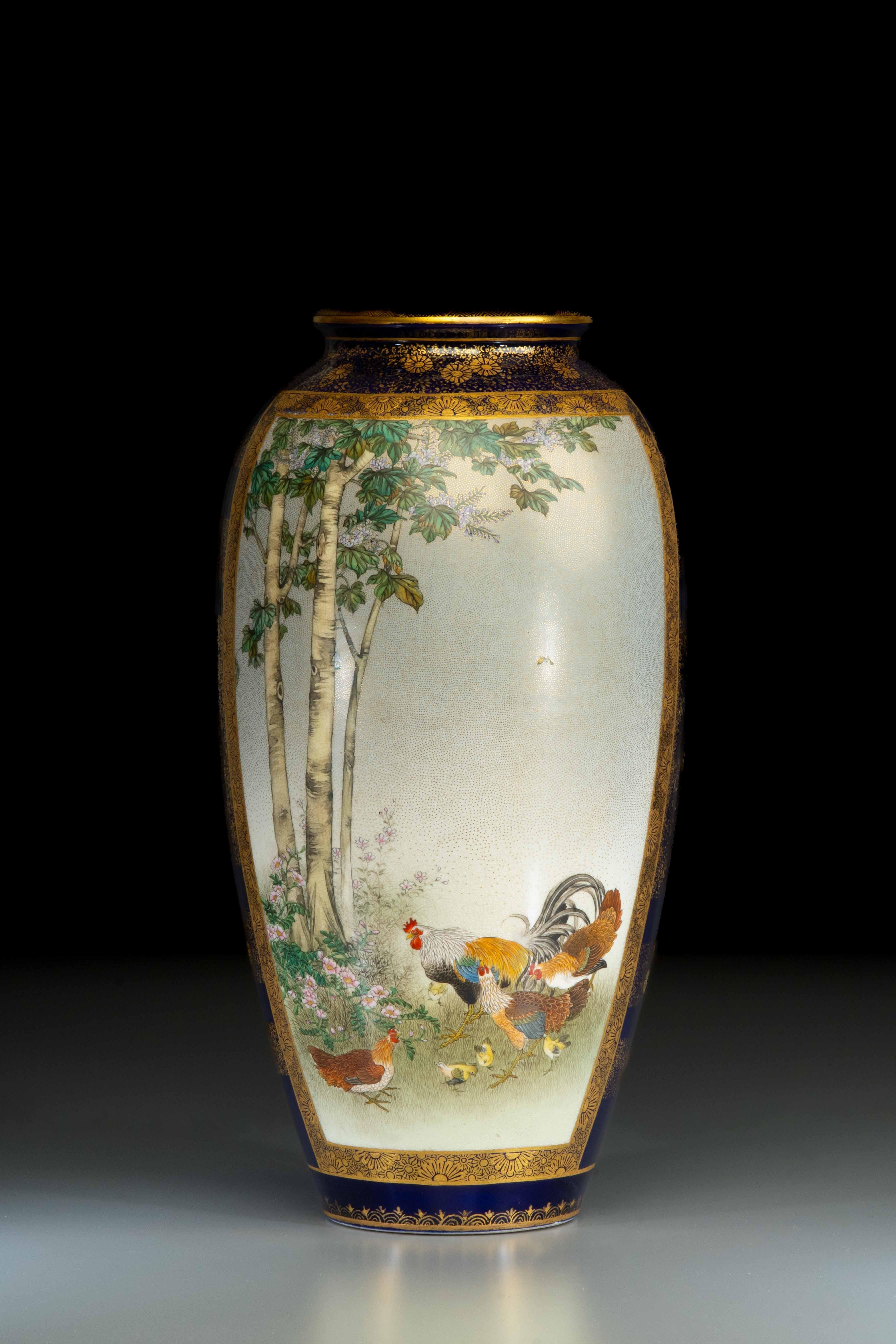 Vaso Kyoto Satsuma con decoro policromo su fondo blu cobalto, arricchito da motivi floreali in oro. Una riserva mostra scene di vita quotidiana con Geishe in kimono dai colori vivaci, decorati con fiori e motivi tradizionali. L’altra riserva