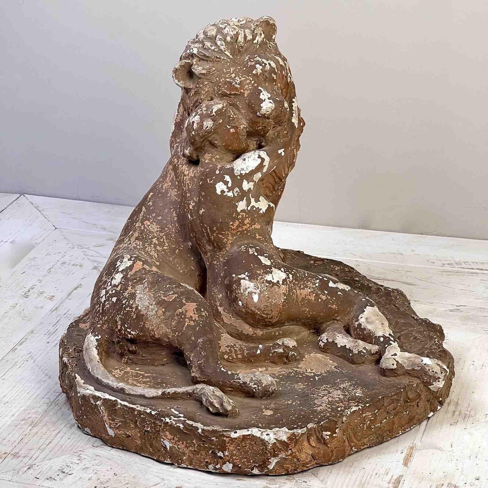 Laissez-vous séduire par l'allure gracieuse de ce chef-d'œuvre exquis trouvé lors de nos aventures à travers les paysages pittoresques de la France. La sculpture 