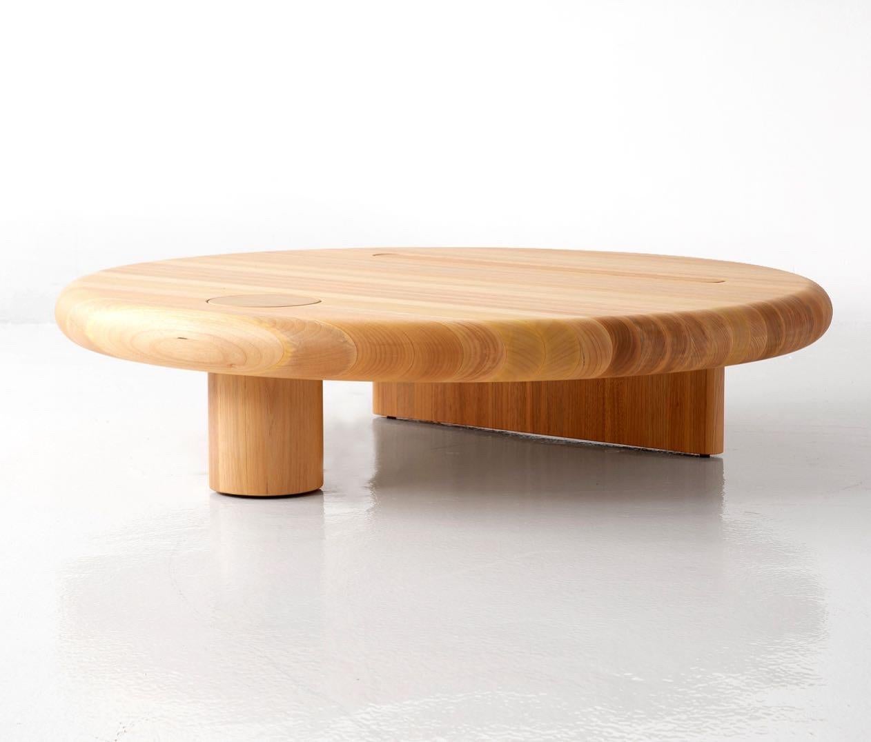 Table basse Una par Giacomo Tomazzi Studio
Dimensions : L 110 x P 110 x H 25 cm
MATERIAL : Bois.

ABOUT Giácomo Tomazzi est diplômé en architecture et en urbanisme de l'Université fédérale de Santa Catarina, avec une spécialisation en design de