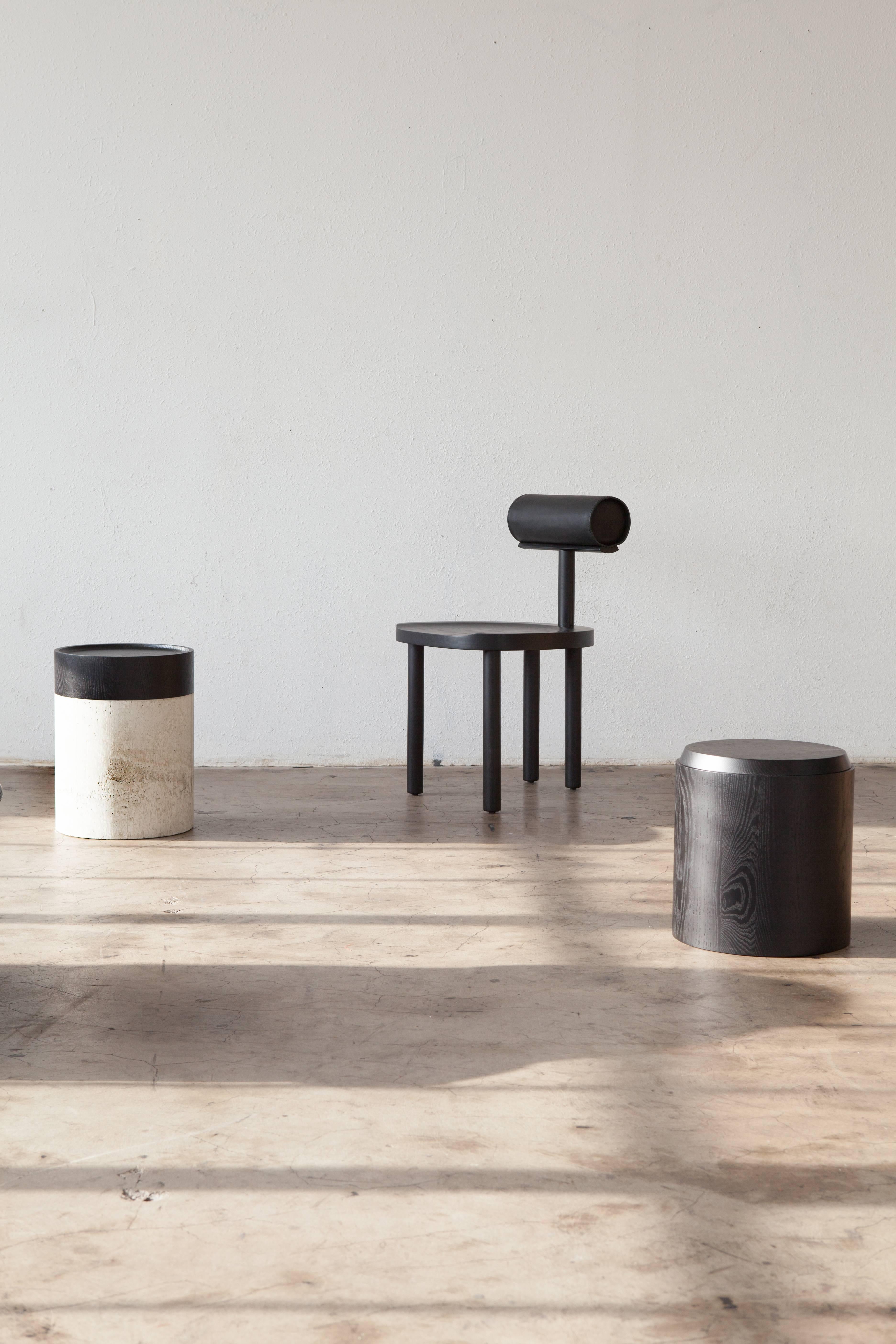 Chaise de salle à manger UNA en chêne teinté noir avec dossier en cuir par Estudio Persona en vente 3
