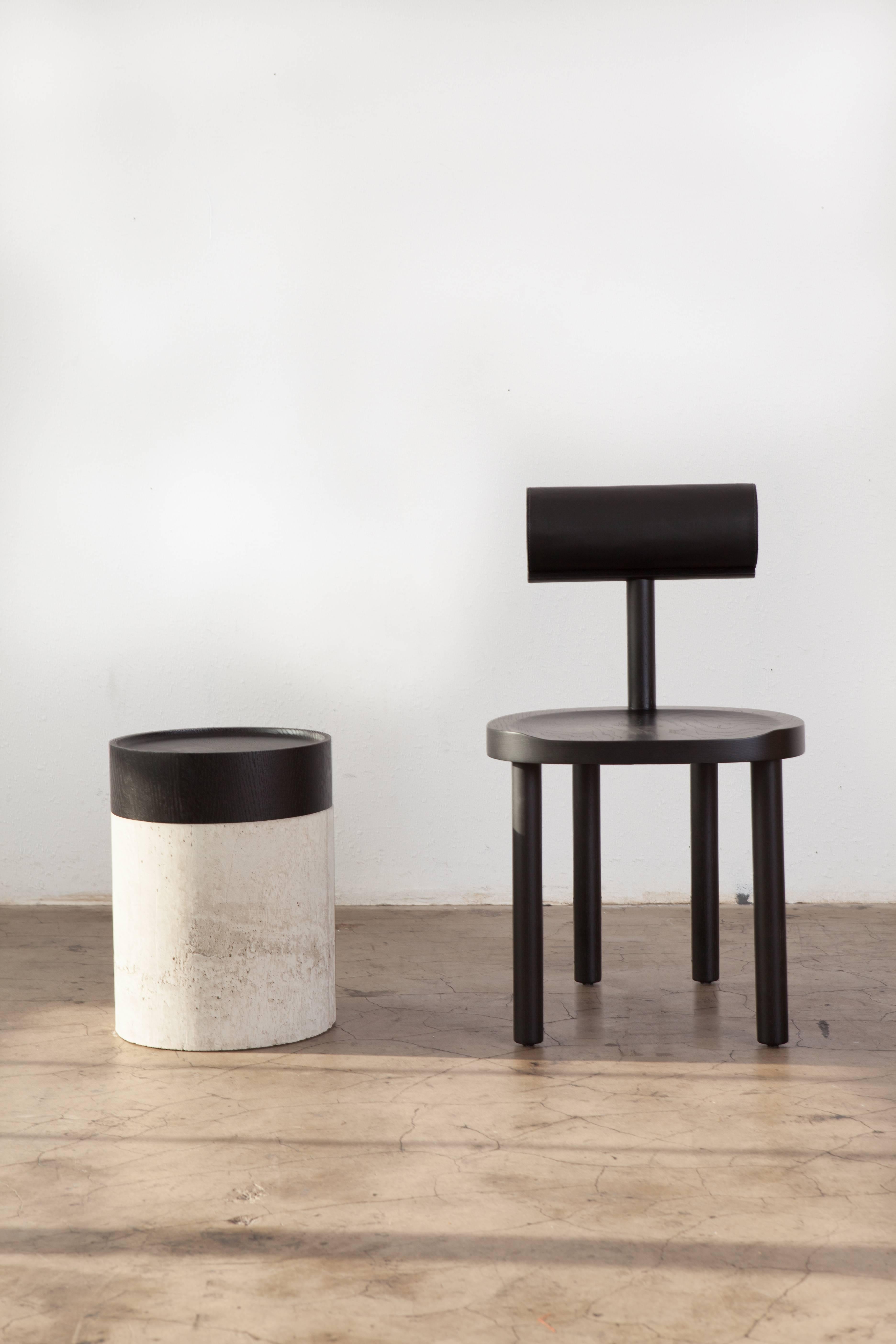 Chaise de salle à manger UNA en chêne teinté noir avec dossier en cuir par Estudio Persona en vente 4