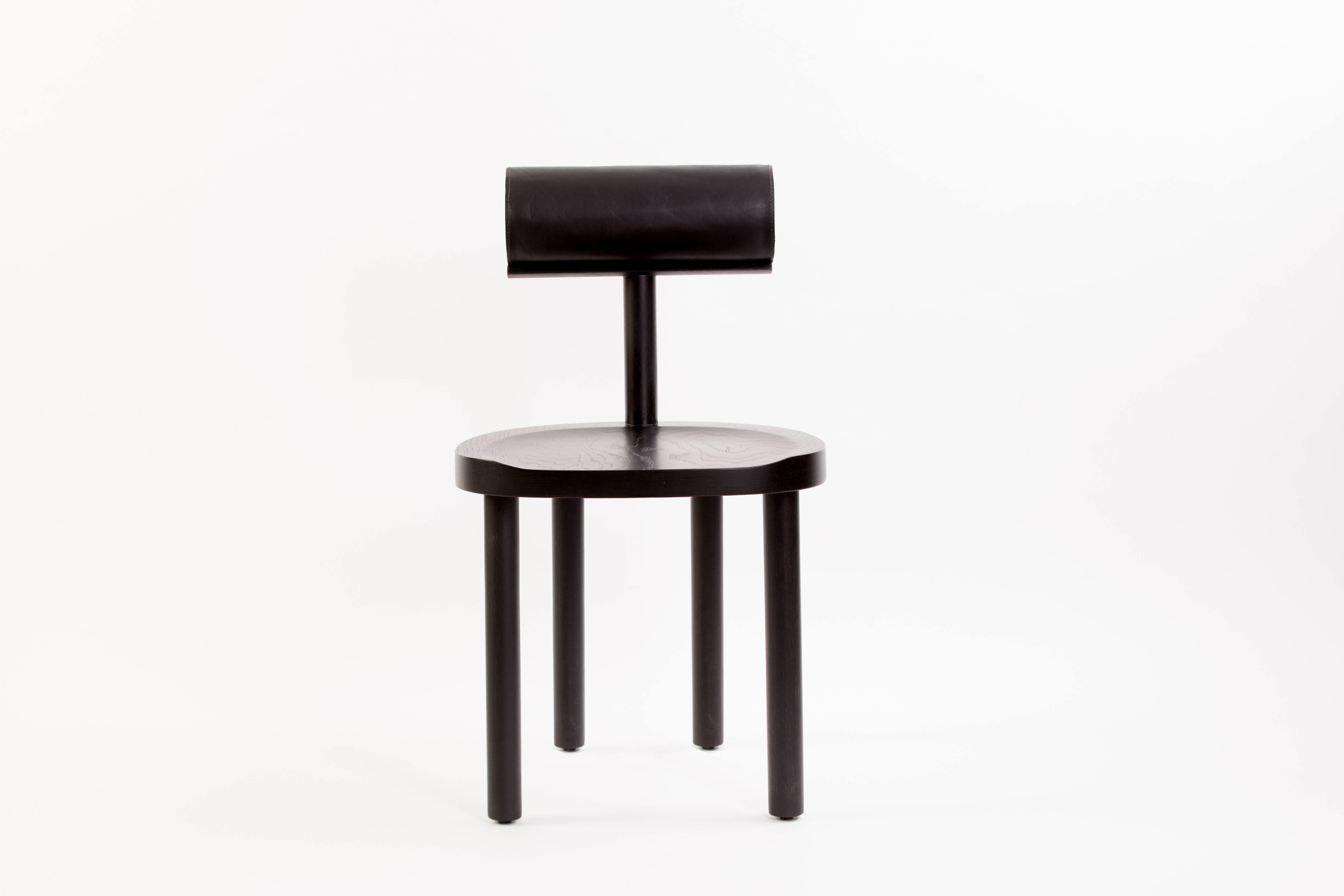 Moderne Chaise de salle à manger UNA en chêne teinté noir avec dossier en cuir par Estudio Persona en vente