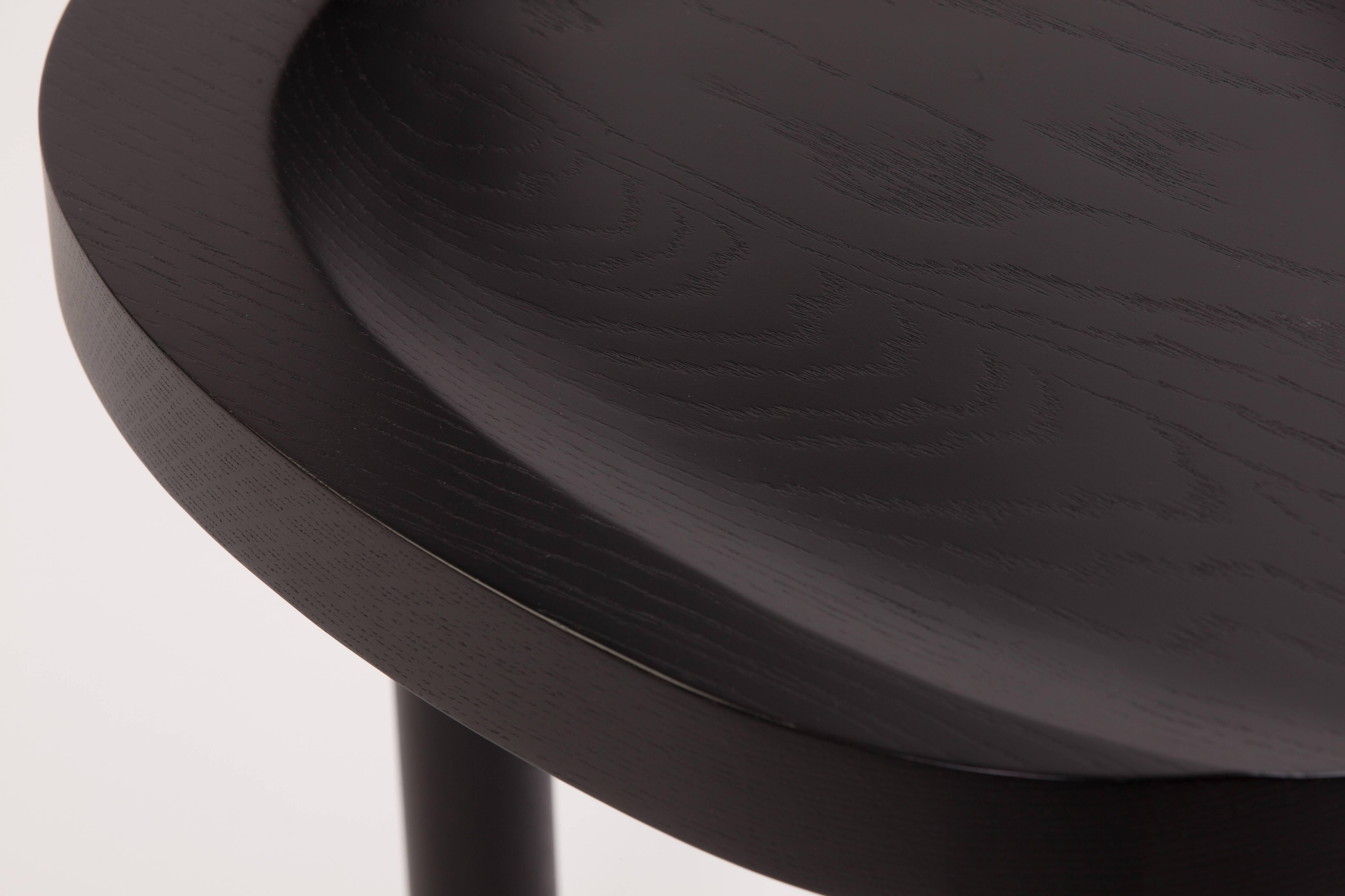 XXIe siècle et contemporain Chaise de salle à manger UNA en chêne teinté noir avec dossier en cuir par Estudio Persona en vente
