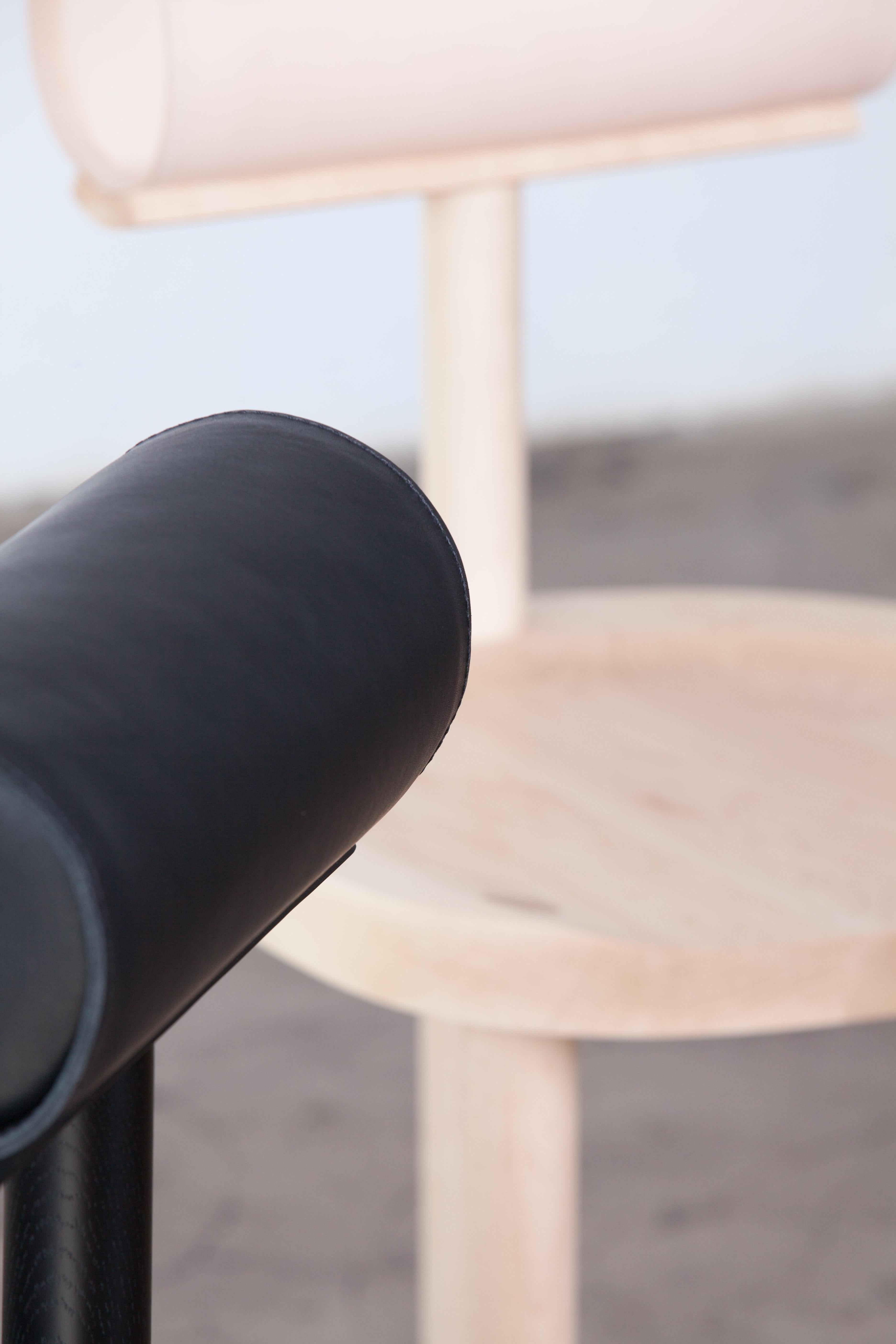 Cuir Chaise de salle à manger UNA en chêne teinté noir avec dossier en cuir par Estudio Persona en vente