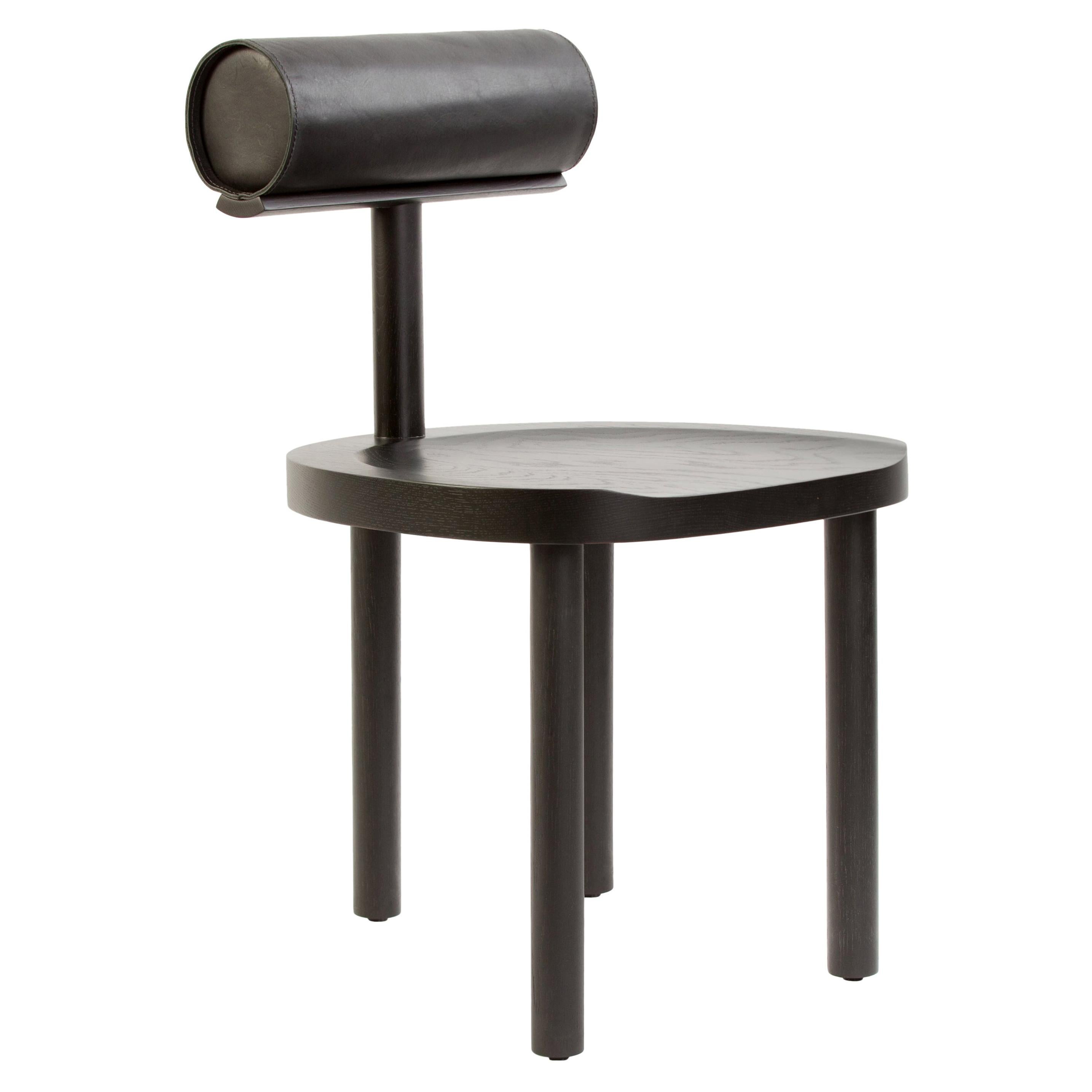 Chaise de salle à manger UNA en chêne teinté noir avec dossier en cuir par Estudio Persona en vente