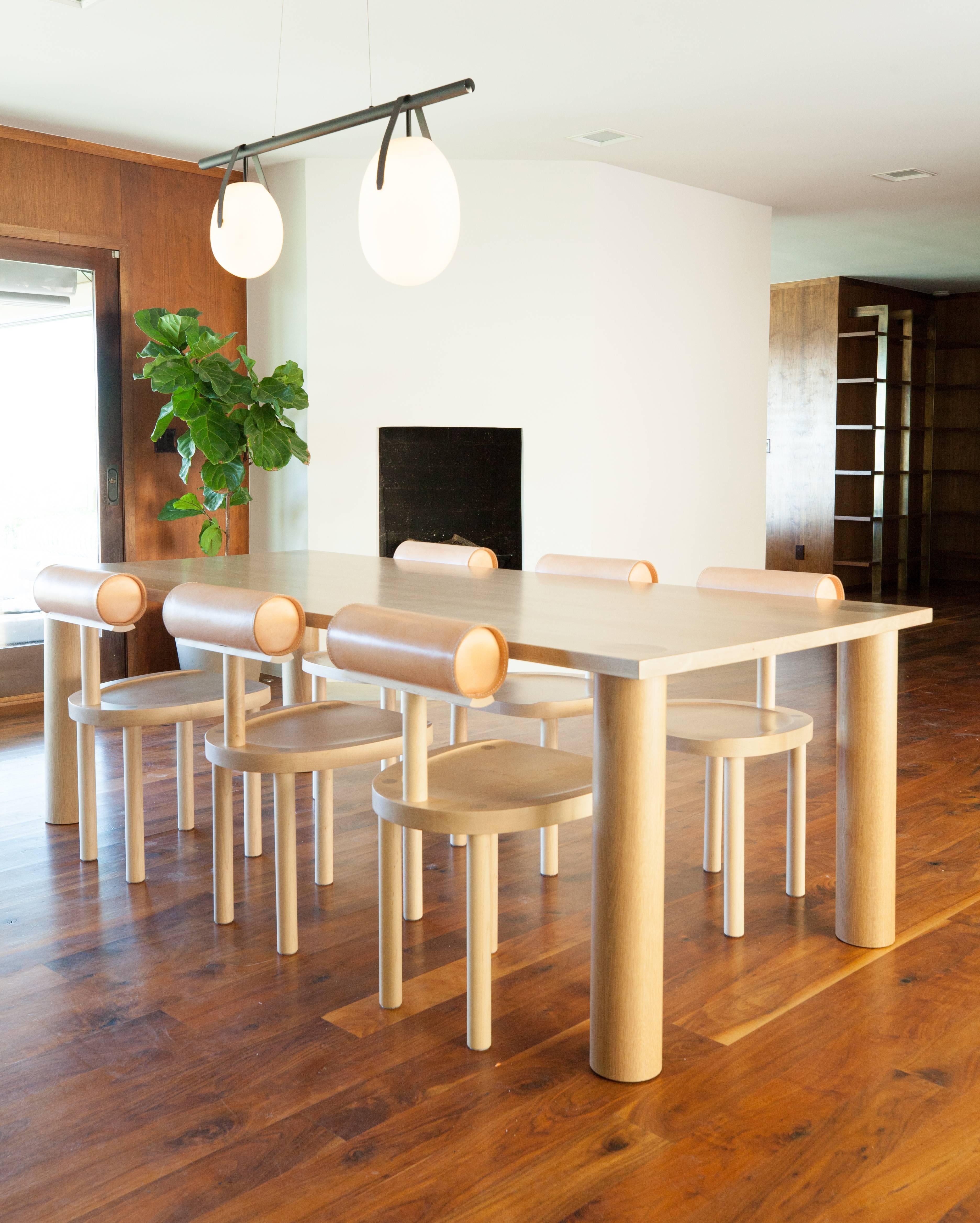 XXIe siècle et contemporain Chaise de salle à manger UNA en érable naturel avec dossier en cuir par Estudio Persona en vente