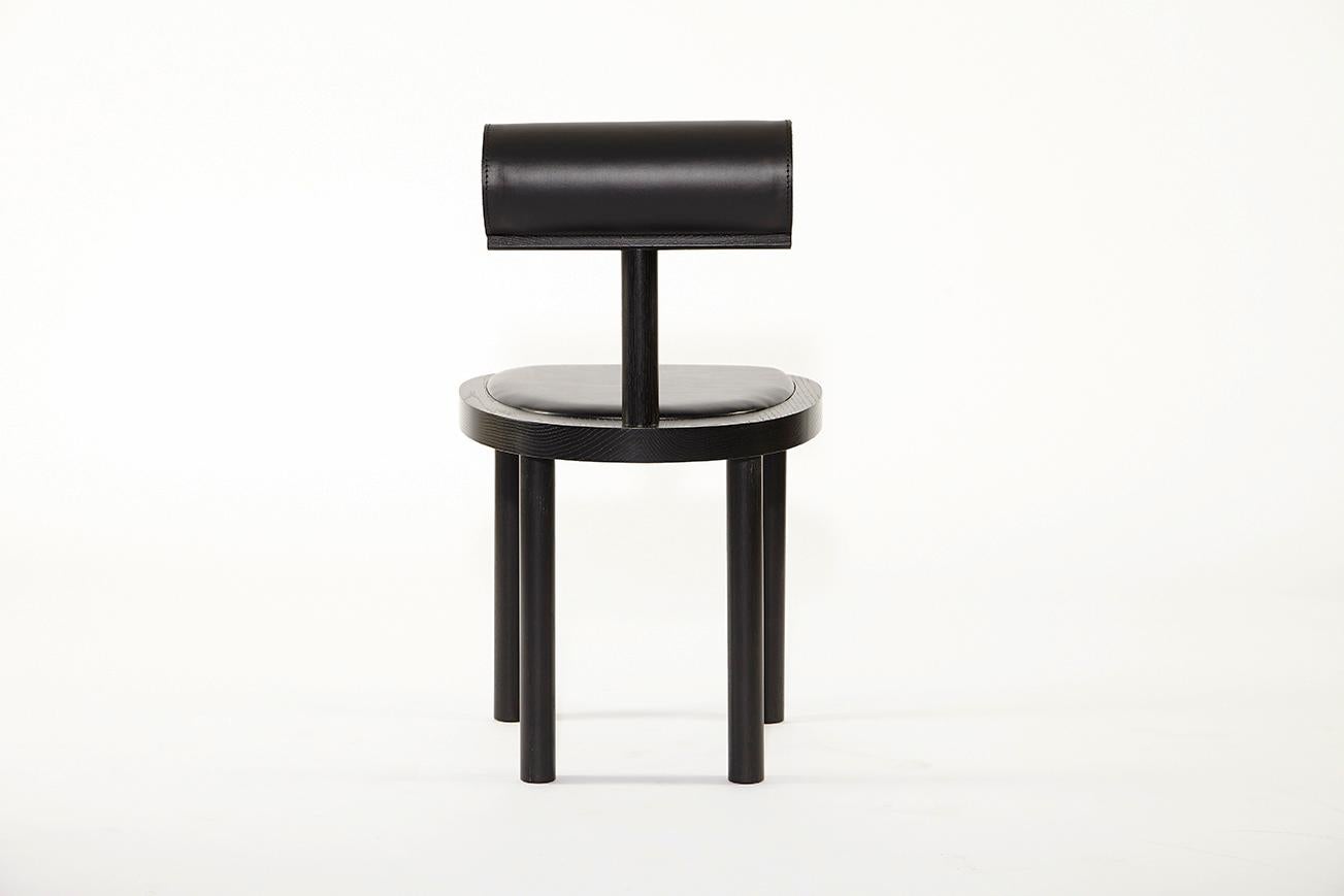 Chaise de salle à manger UNA tapissée de cuir et en chêne teinté noir par Estudio Persona Neuf - En vente à Los Angeles, CA
