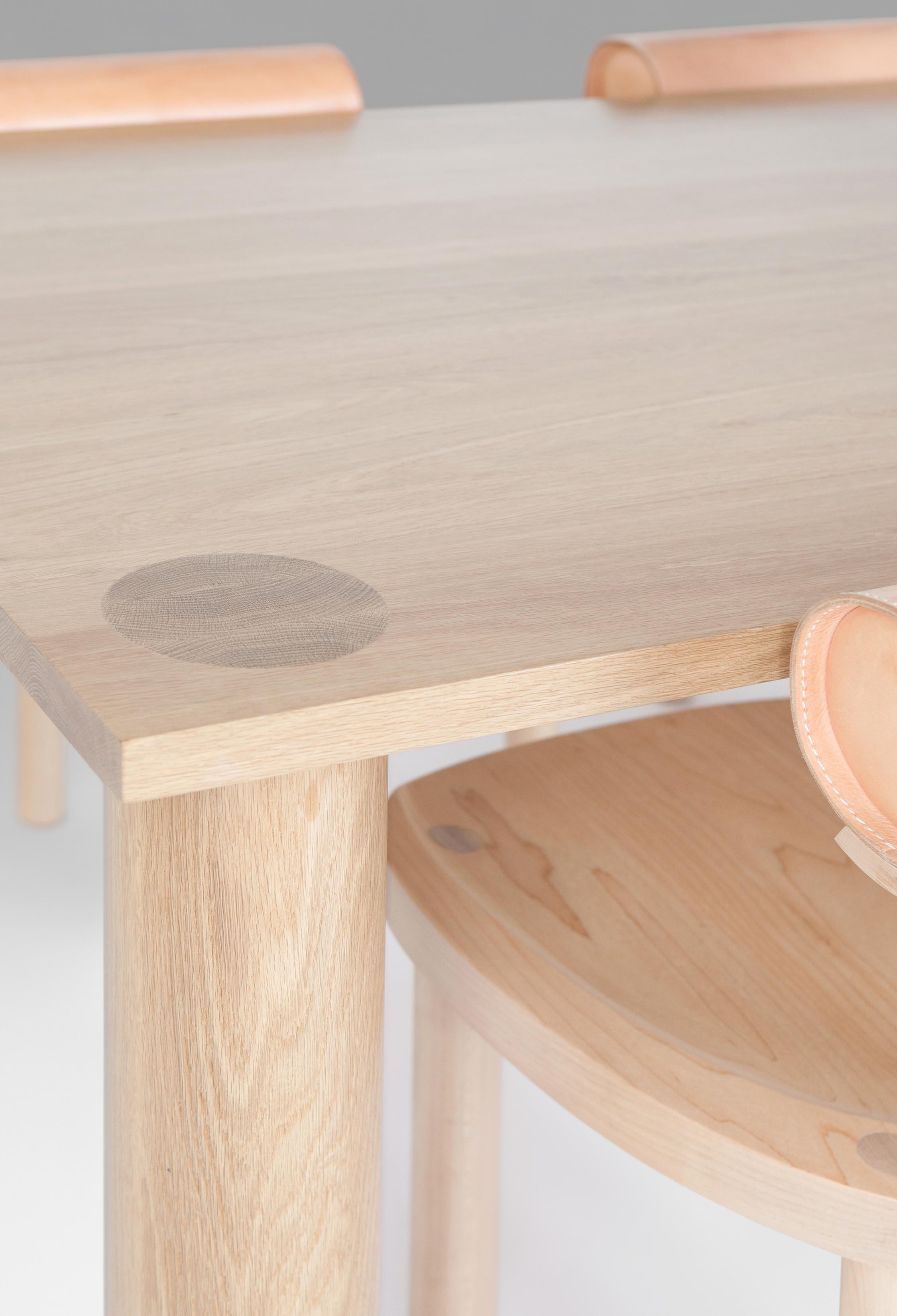 una extendable dining table