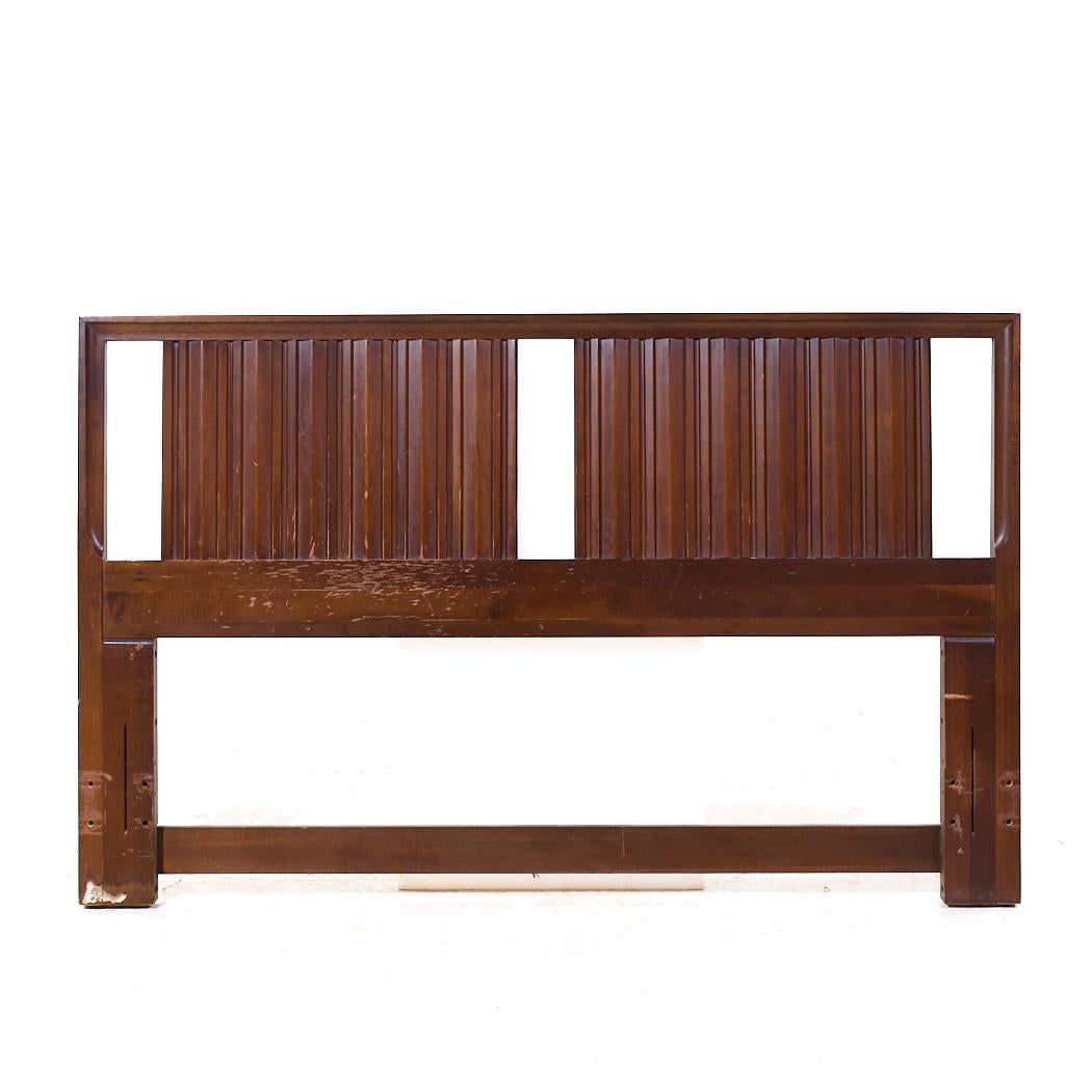 Cabecero Unagusta Mid Century Nogal Queen

Este cabecero mide 60 de ancho x 2 de fondo x 37,5 pulgadas de alto

Todos los muebles pueden adquirirse en lo que denominamos estado vintage restaurado. Esto significa que la pieza se restaura en el