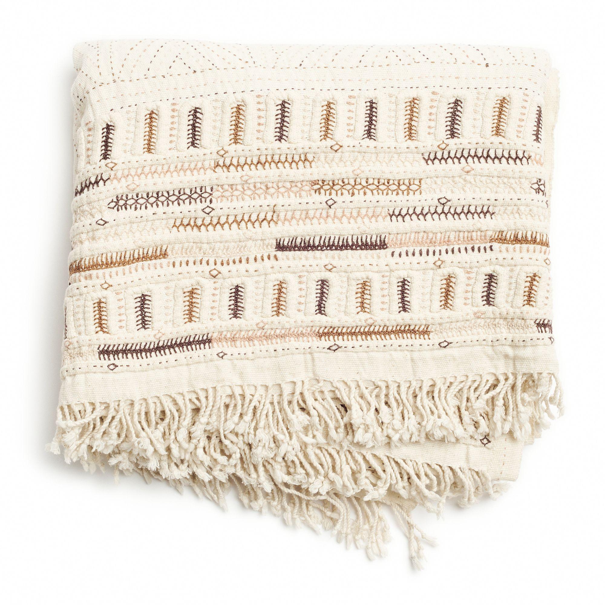 Unah Brown Throw, von Kunsthandwerkern in komplizierten Mustern handbestickt (Organische Moderne) im Angebot