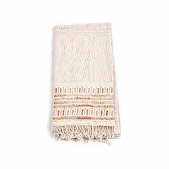 Unah Brown Throw, ricamato a mano con motivi intricati da artigiani.