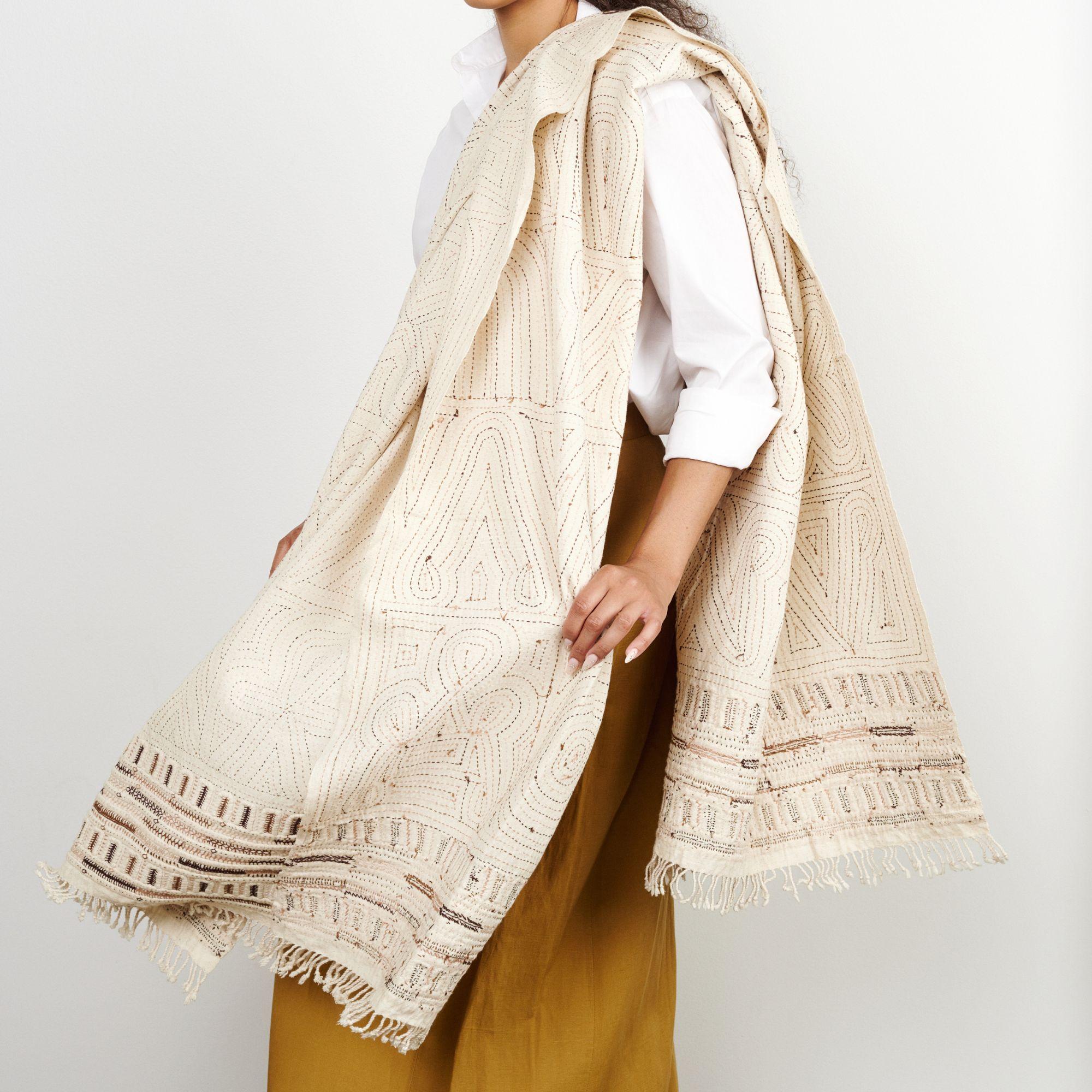 Unah ist ein vollständig besticktes Tuch mit einer einzigartigen, wunderschönen Handarbeit, die die Ränder in bunten Tönen hervorhebt. Hinter diesem Stück steht eine einzigartige Gruppe von Kunsthandwerkerinnen in Indien. Diese besondere Technik ist