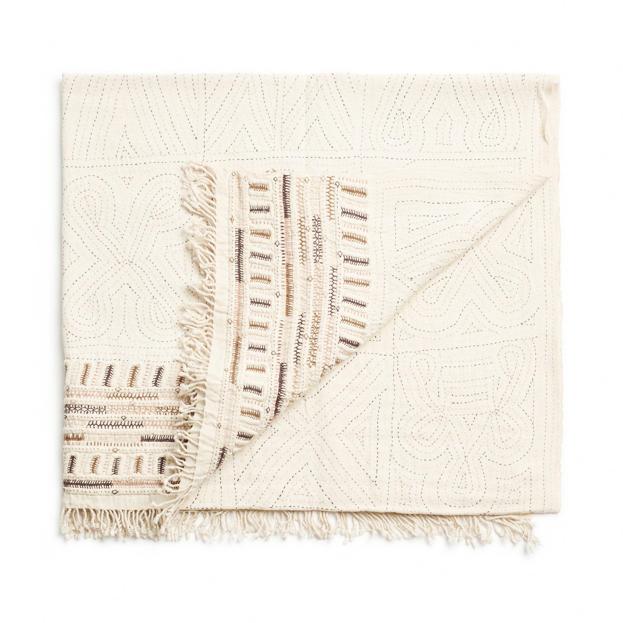 Unah Earthy Throw, minimalistisch, handbestickt in komplizierten Mustern von Kunsthandwerkern (Bestickt) im Angebot