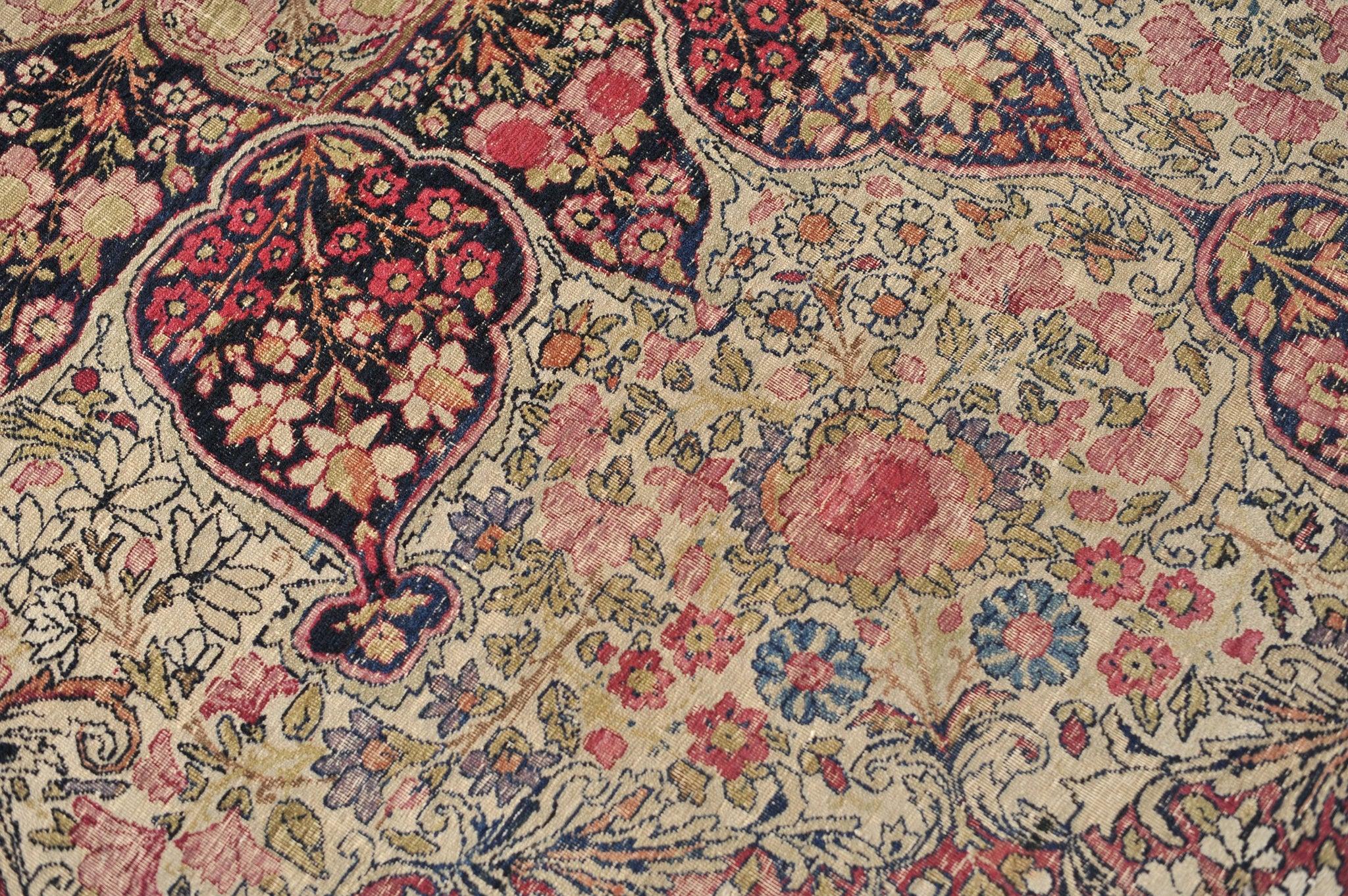 XIXe siècle Magnifique tapis ancien à motifs botaniques et architecturaux, datant des années 1890 environ en vente