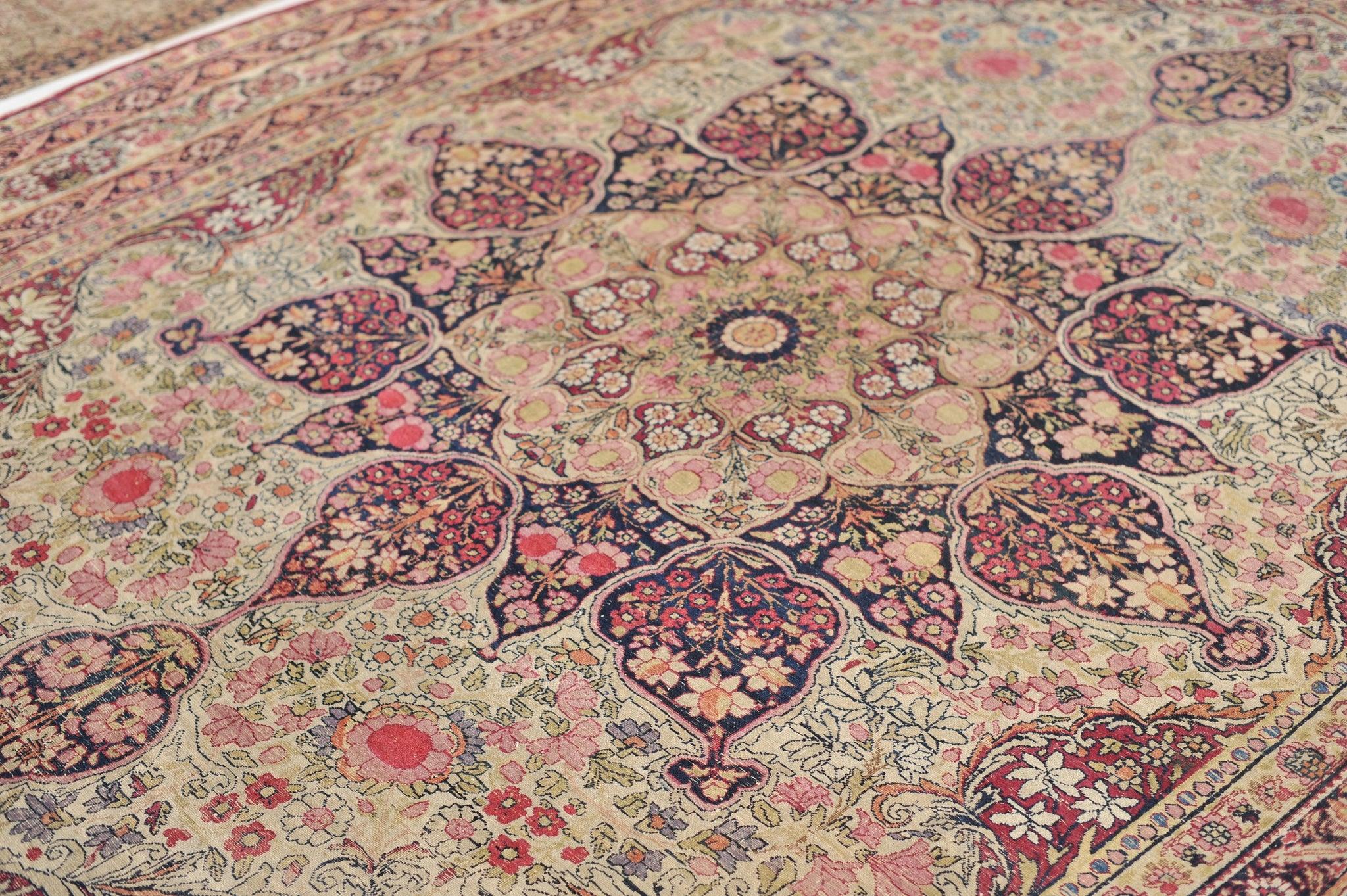 Laine Magnifique tapis ancien à motifs botaniques et architecturaux, datant des années 1890 environ en vente