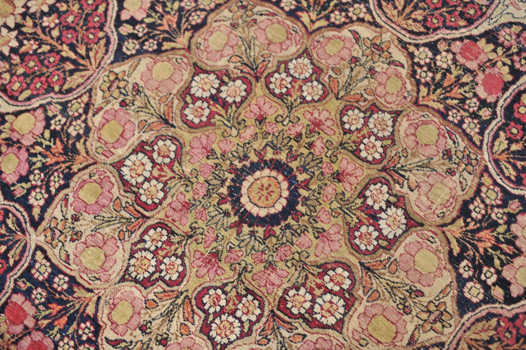 Magnifique tapis ancien à motifs botaniques et architecturaux, datant des années 1890 environ en vente 2