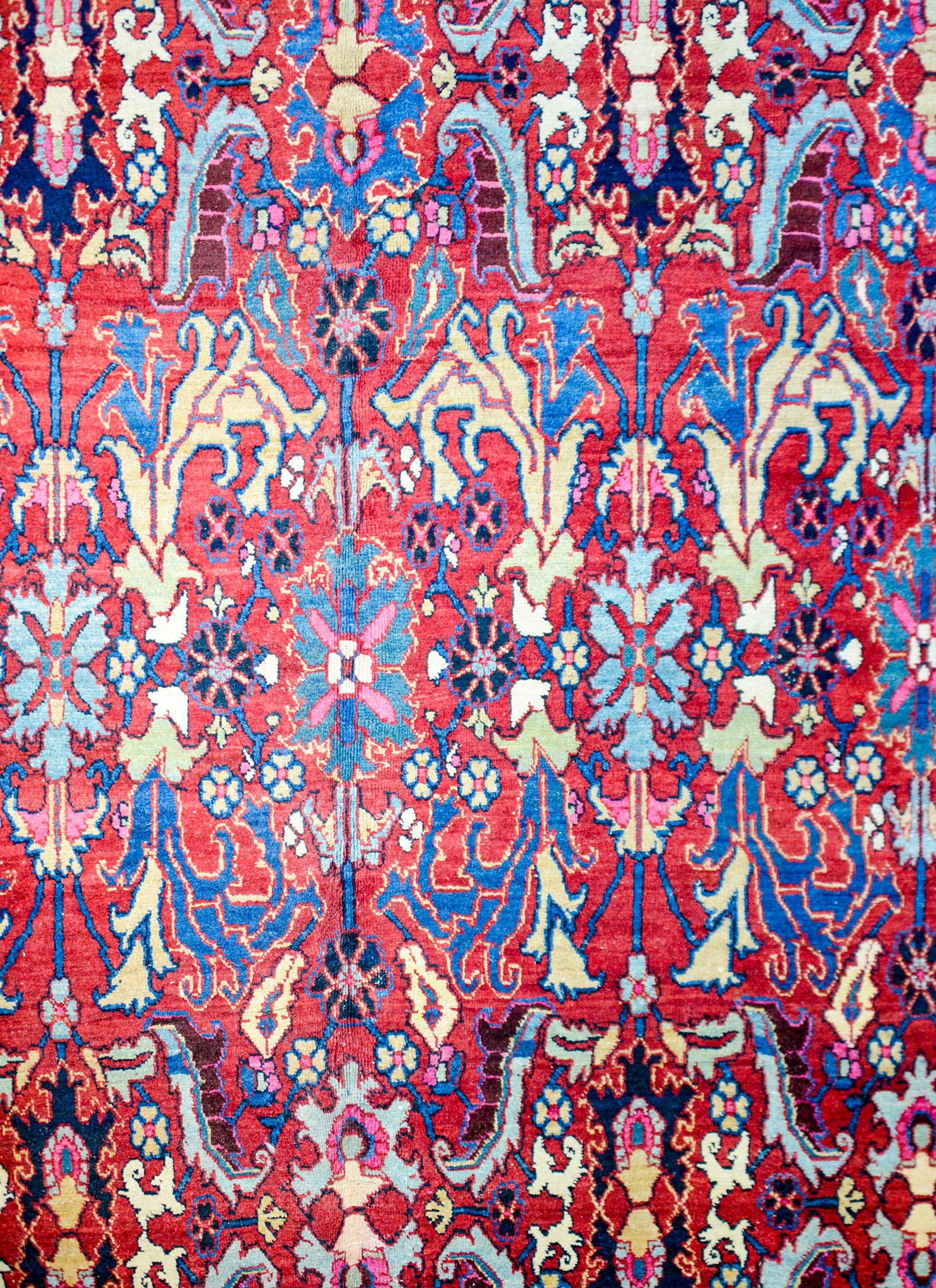 Unbelievable Early 20th Century Heriz Rug In Good Condition For Sale In Chicago, IL