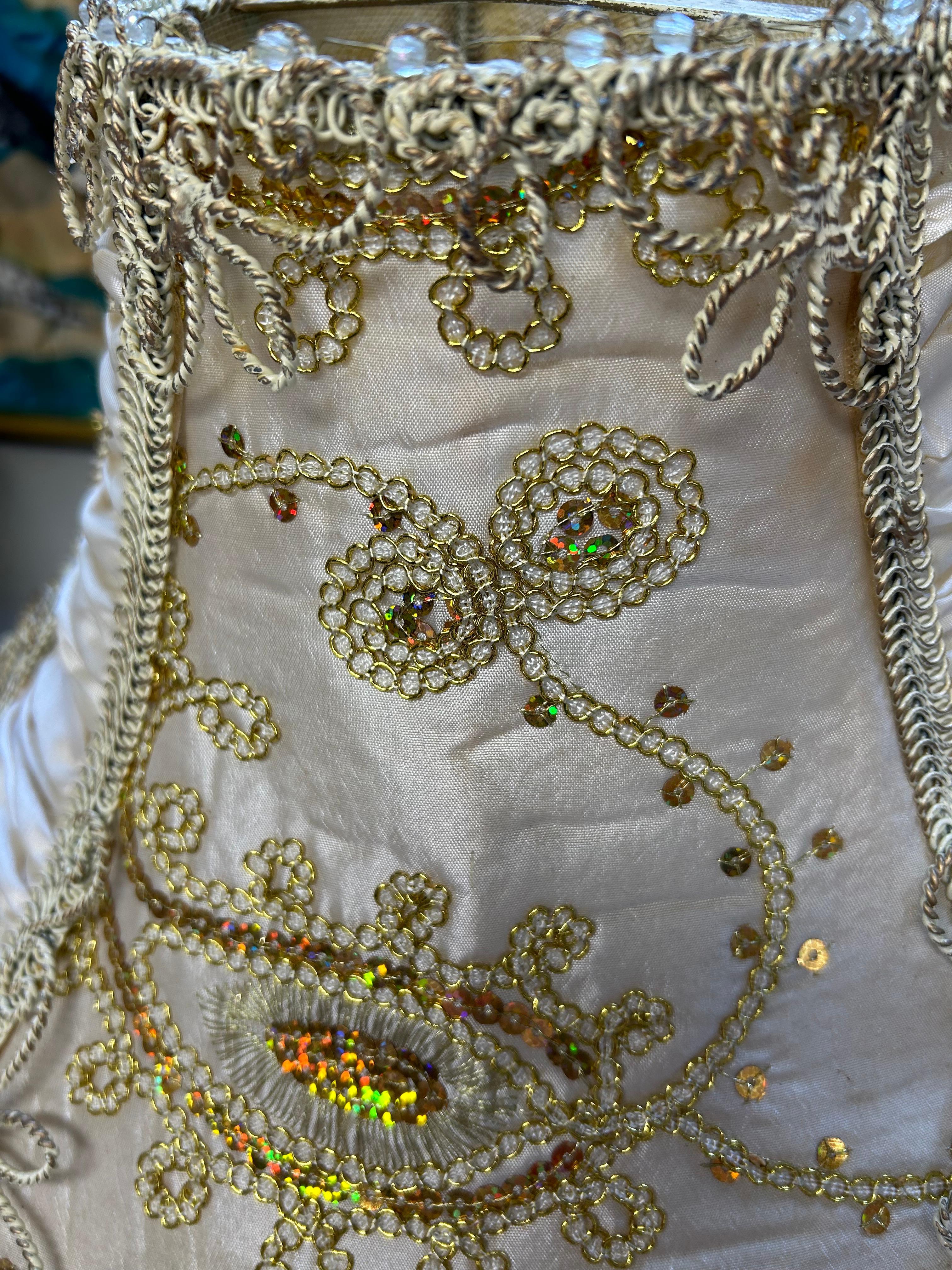 Paire d'abat-jour victoriens ornés et fabriqués à la main qui inspireraient la plus glamour des robes de soirée imaginables en satin crème, dentelle, paillettes et style star de cinéma de l'ancien monde.  Œuvres d'art.