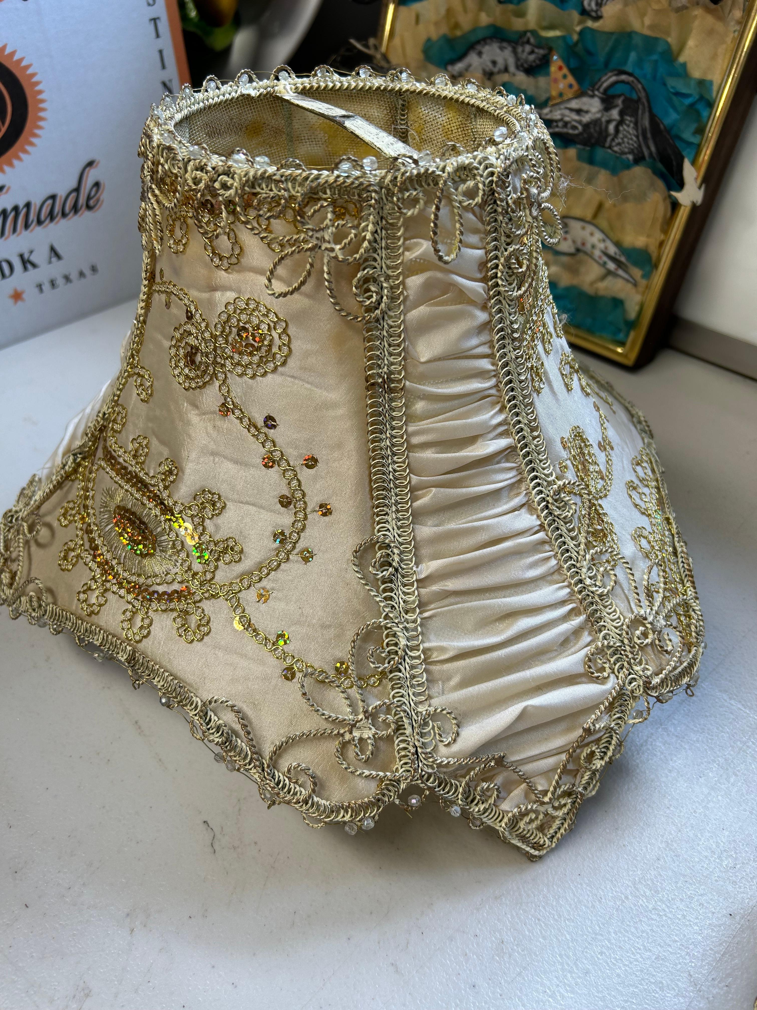 Paire d'abat-jour victoriens incroyablement ornés, faits à la main Bon état - En vente à Hopewell, NJ