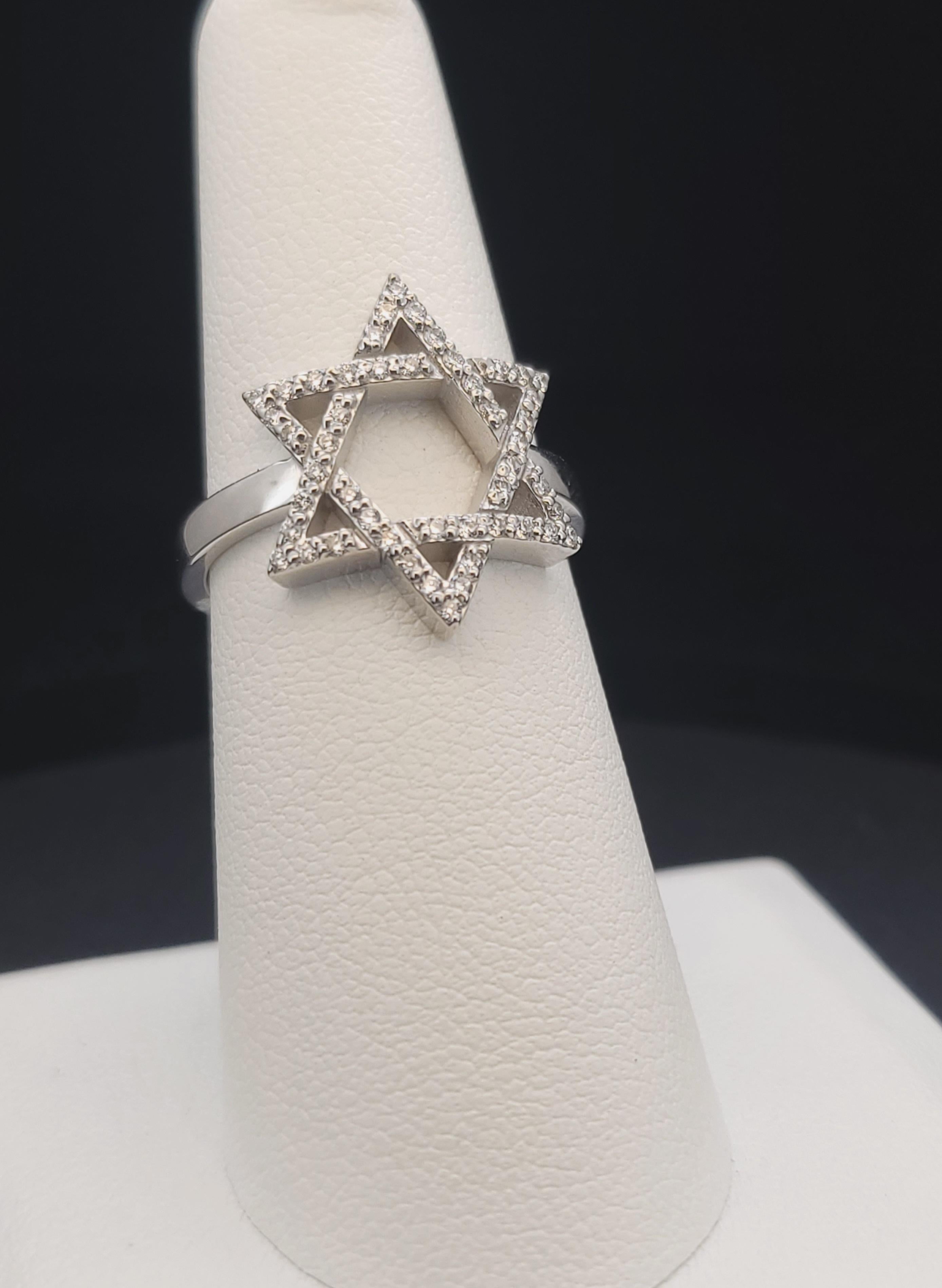 Unbranded 14K White gold Ring with Diamonds Size 6.75 In New Condition For Sale In New York, NY