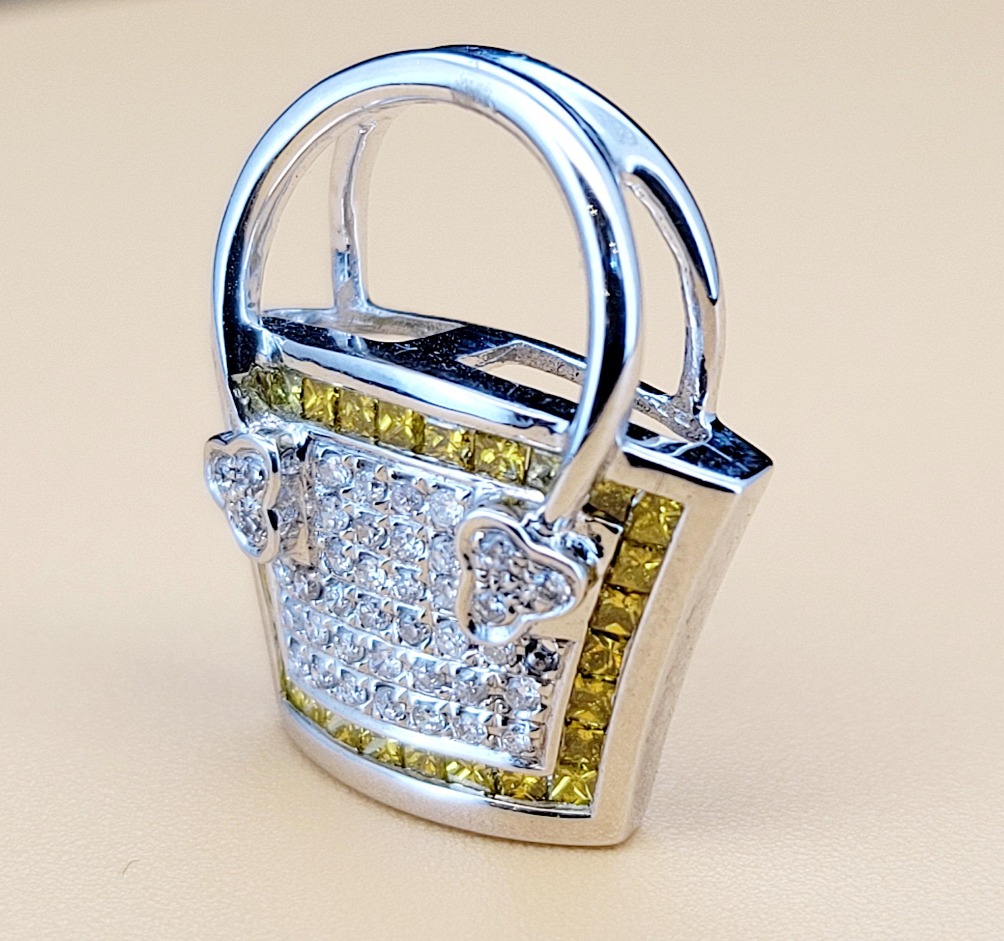 Colgante sin marca con diamantes 
Material: Oro amarillo de 14 quilates 
Diamantes: 1,25 ct
Claridad del diamante: SI
Grado de color: G
Dimensión del colgante: 18mm X 15mm
Peso del colgante: 2,8gr 
Estado: Nuevo, nunca usado
Precio de venta al