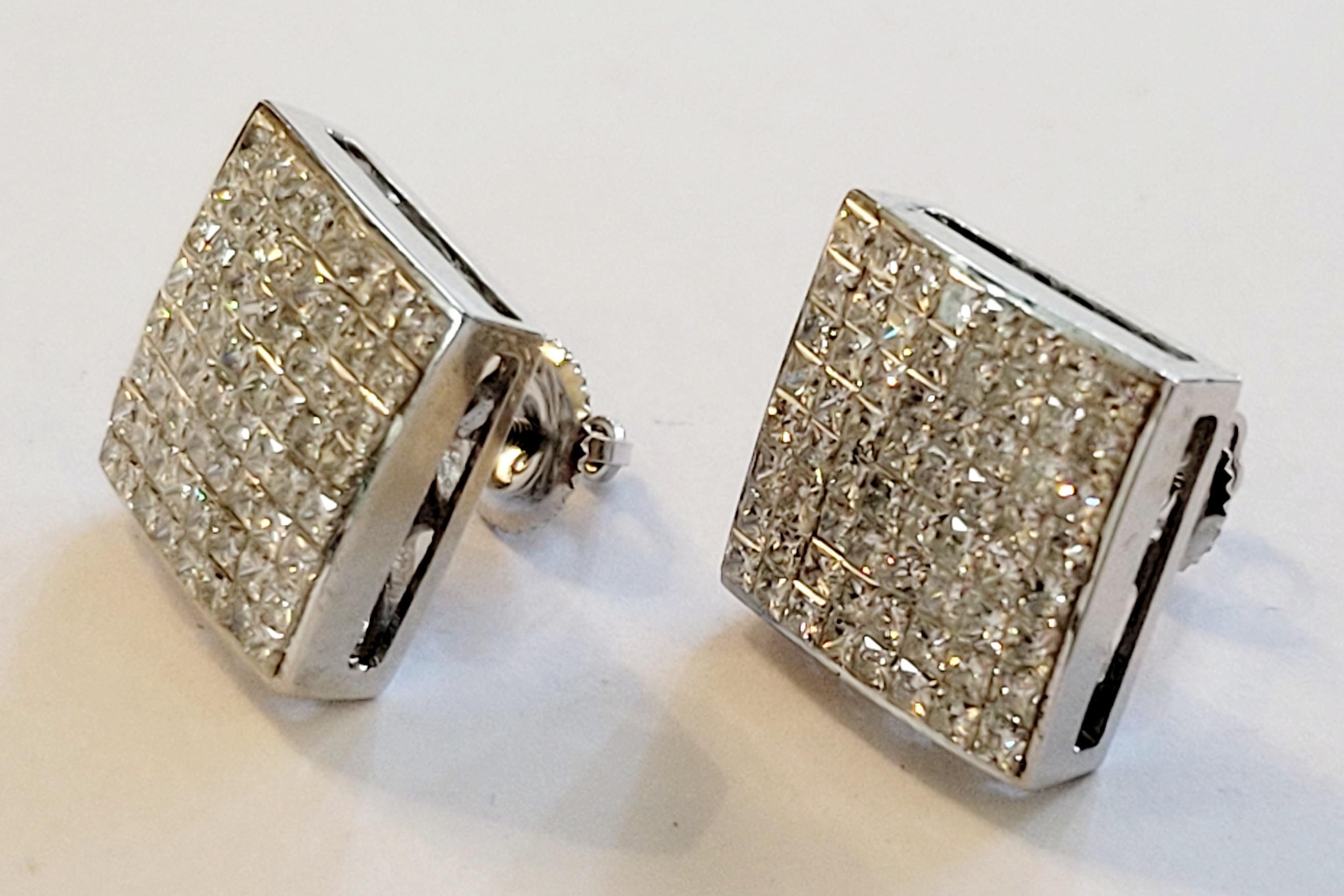 Pendientes sin marca con diamantes 
Material: Oro blanco de 14 quilates
Diamantes: 3,5 ct
Claridad del diamante: VS
Grado de color: G
Dimensión de los pendientes: 13,2 mm
Ancho de los pendientes :5.1mm
Peso de los pendientes: 6,9gr en total  
Estado