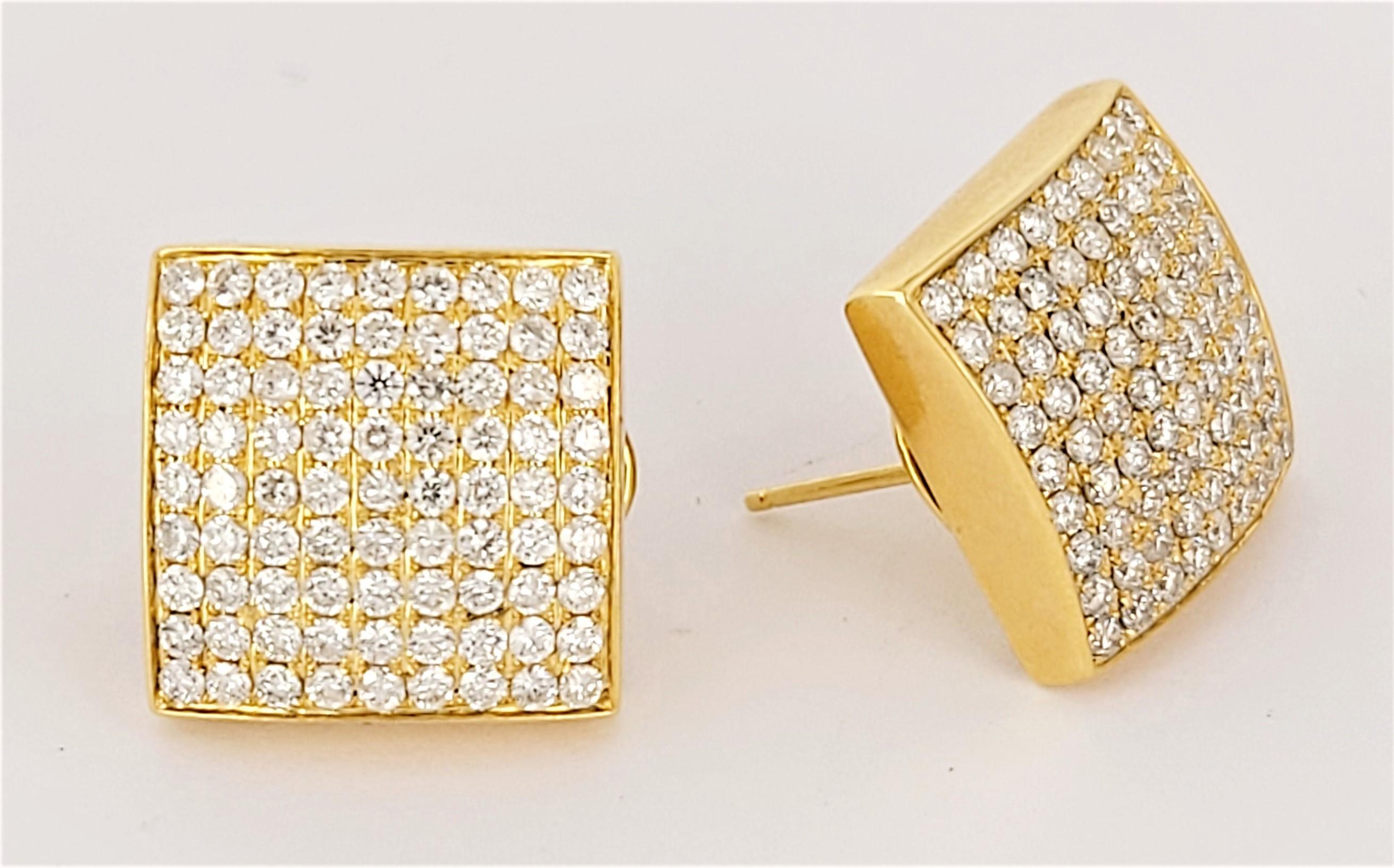 Pendientes sin marca con diamantes 
Material :Oro Amarillo 14K
Diamantes :3.90ct 
Claridad del diamante: VS
Grado de color: F
Dimensión de los pendientes:15,5 mm
Anchura de los pendientes:5,7 mm 
Peso de los pendientes:9,6 gr en total 
Estado: