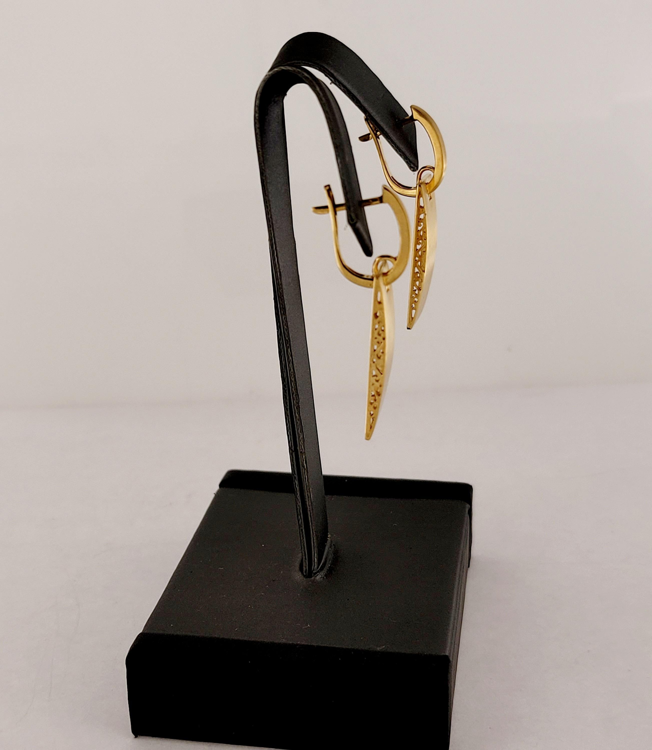 Handmade Earring
14K Yellow Gold
Earring 25mm long
Width 10.2mm
Hight 2.7mm
Weight 5.9gr
Retail Price $1800