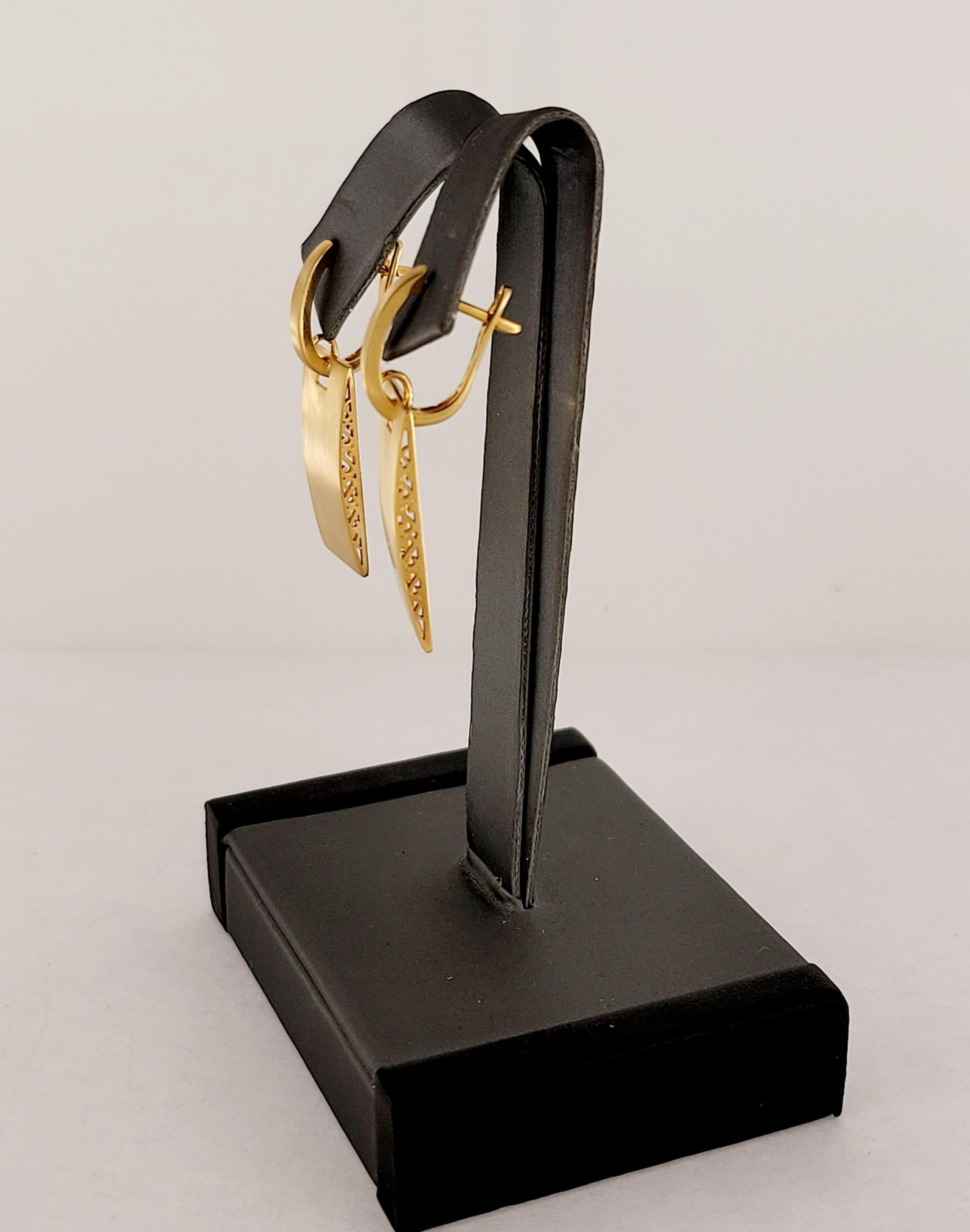 Unbranded, Handmade 14K Yellow gold Earring In Excellent Condition For Sale In New York, NY