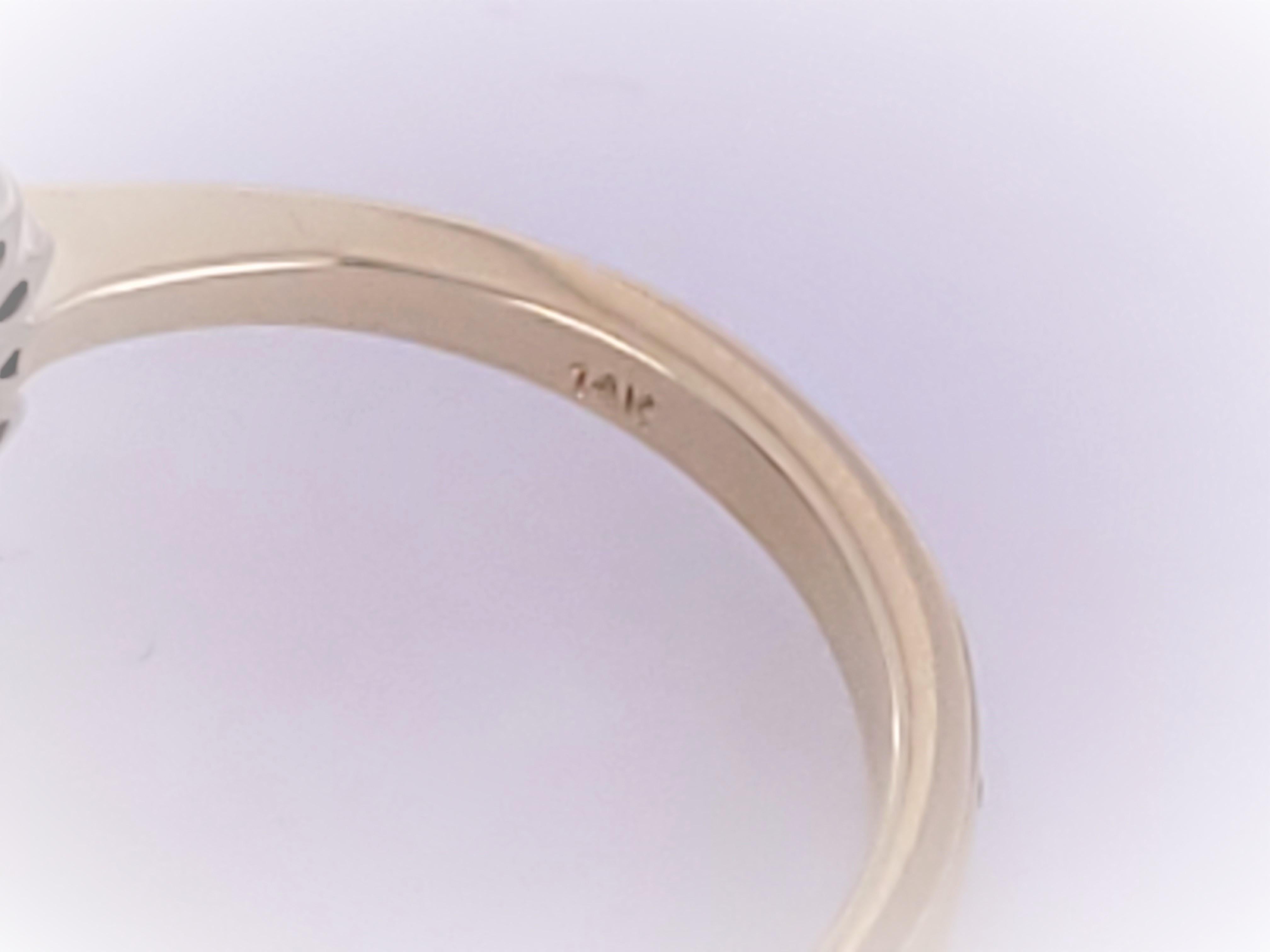 Unbranded Opal Ring with diamonds in 14K Gold In Excellent Condition For Sale In New York, NY