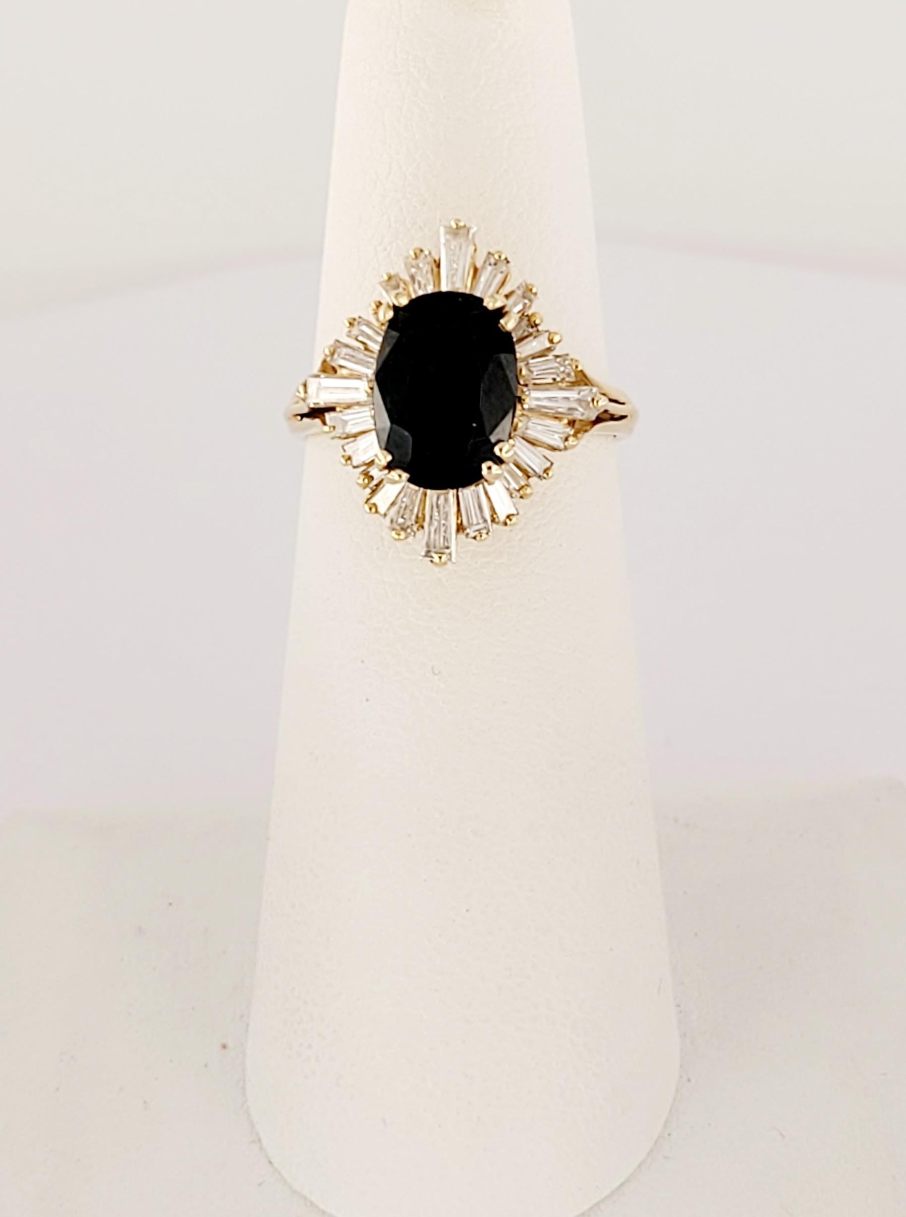 Individueller Saphirring mit Diamanten.
MATERIAL: 14K Gelbgold 
Zentrum Saphir Stein: 2ct
Diamanten: 1,50ct
Diamant-Schliff: Baguette
Diamanten Reinheit: VS
Farbe Note: G 
Ringgröße: 5.5
Ring Gewicht: 4.8gr 
Zustand: Neu, nie