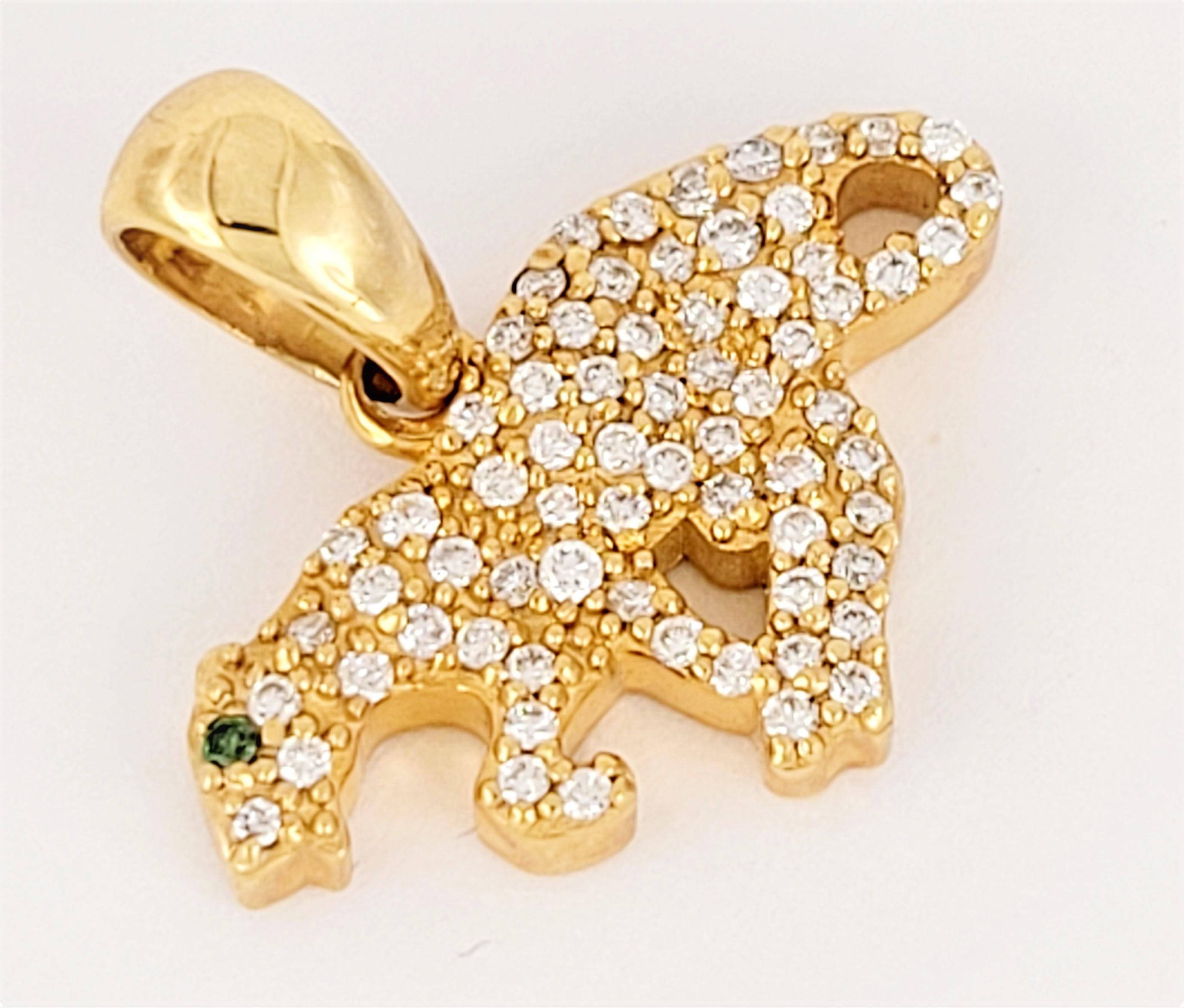 Colgante sin marca con diamantes
Material Oro amarillo de 14 quilates

Diamantes:
Quilate: .75
Claridad: VS
Grado de color: G
Diamante verde: 0,02 ct

Dimensión del colgante: 20 mm X 10,9mm
Grosor: 2,8 mm
Peso: 3,7gr

Dimensión de la