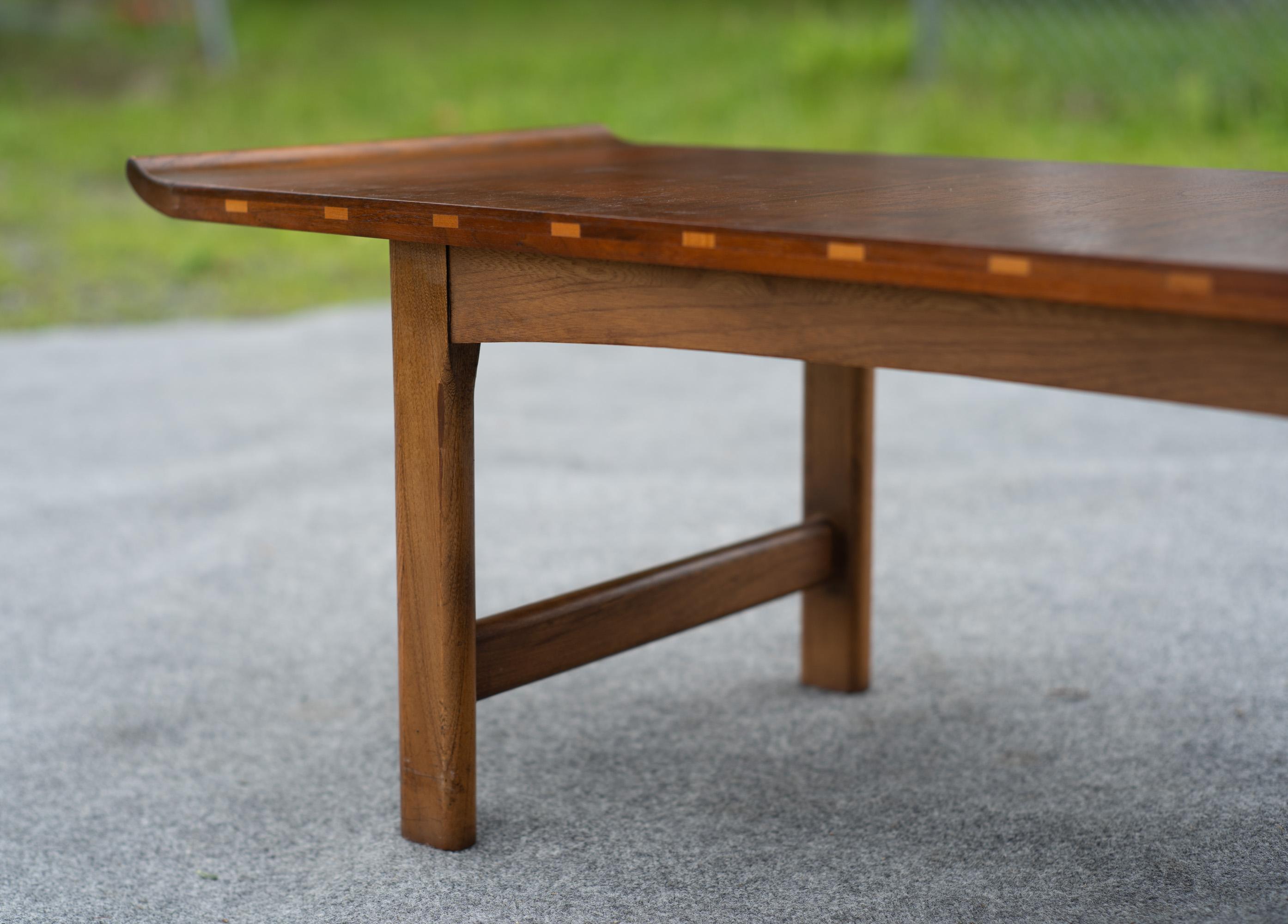 Uncommon Lane's architektonischer Couchtisch aus Nussbaumholz mit umgedrehten Enden und Ablage aus Rohr im Angebot 3