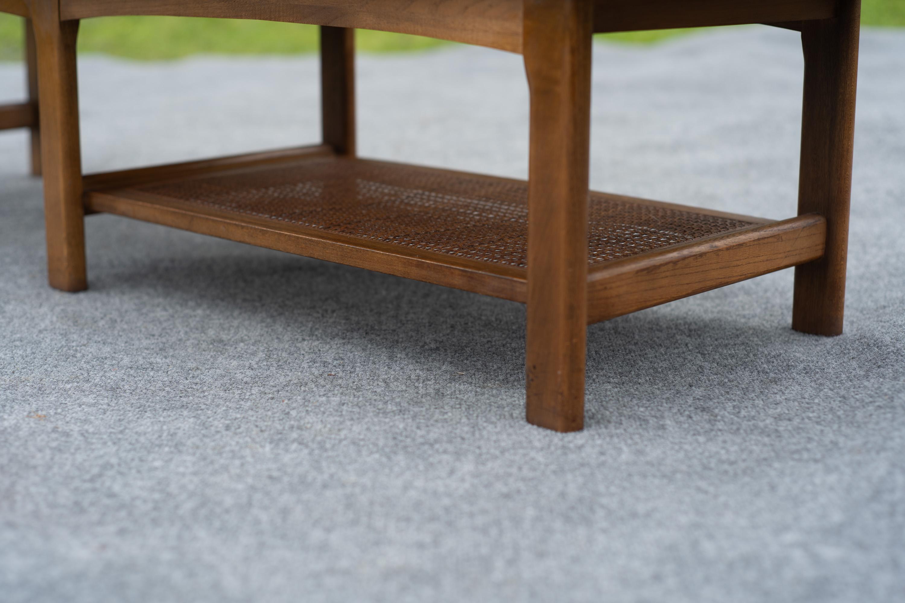 Uncommon Lane's architektonischer Couchtisch aus Nussbaumholz mit umgedrehten Enden und Ablage aus Rohr im Angebot 5