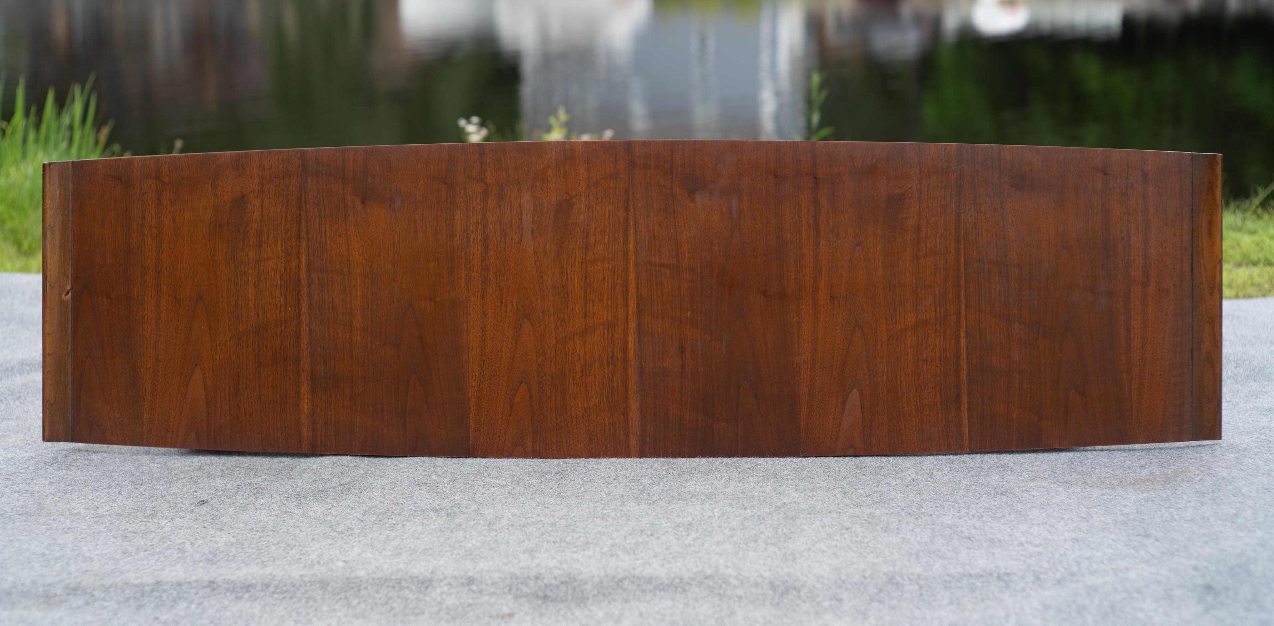 Uncommon Lane's architektonischer Couchtisch aus Nussbaumholz mit umgedrehten Enden und Ablage aus Rohr im Angebot 6