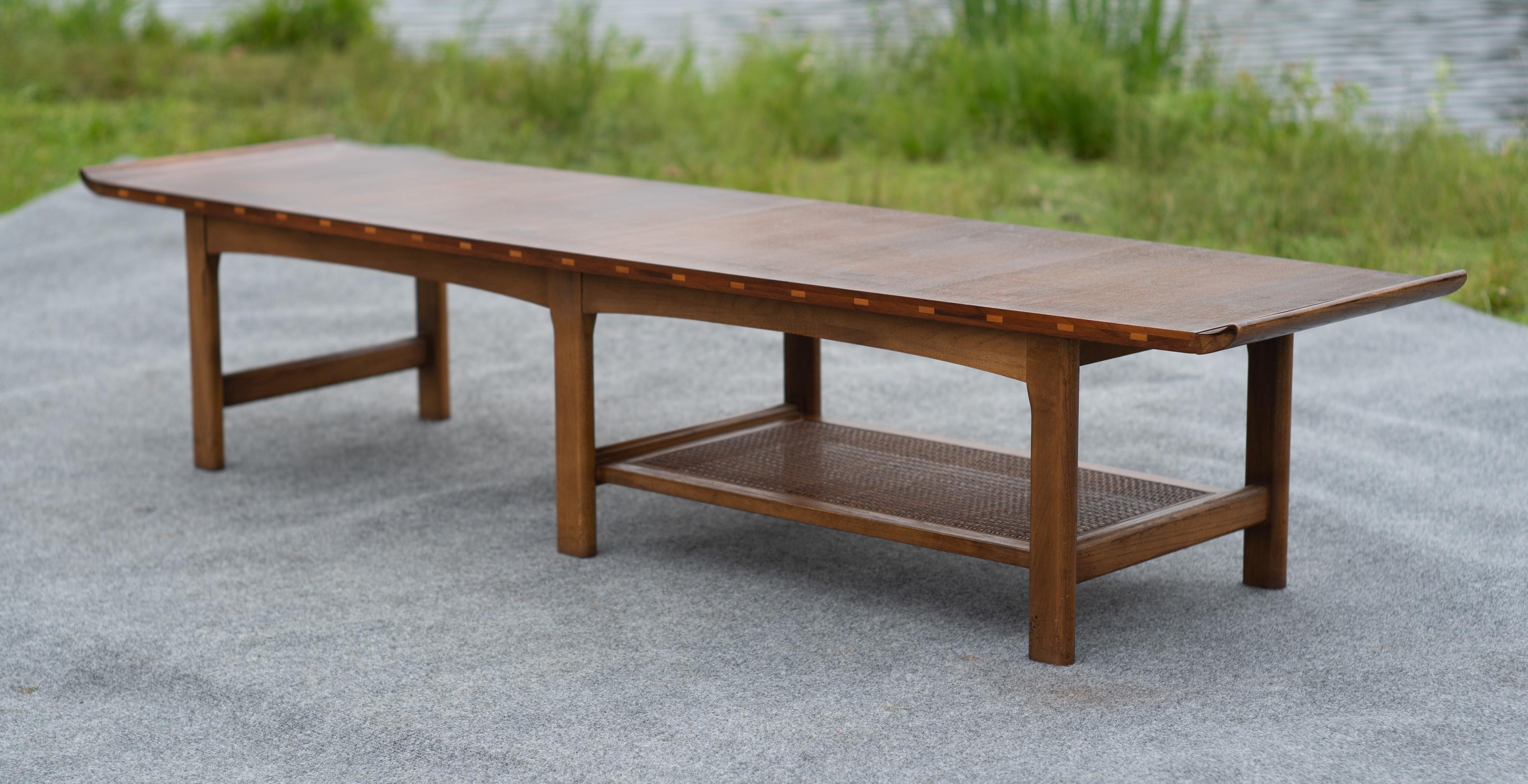 Uncommon Lane's architektonischer Couchtisch aus Nussbaumholz mit umgedrehten Enden und Ablage aus Rohr (Moderne der Mitte des Jahrhunderts) im Angebot