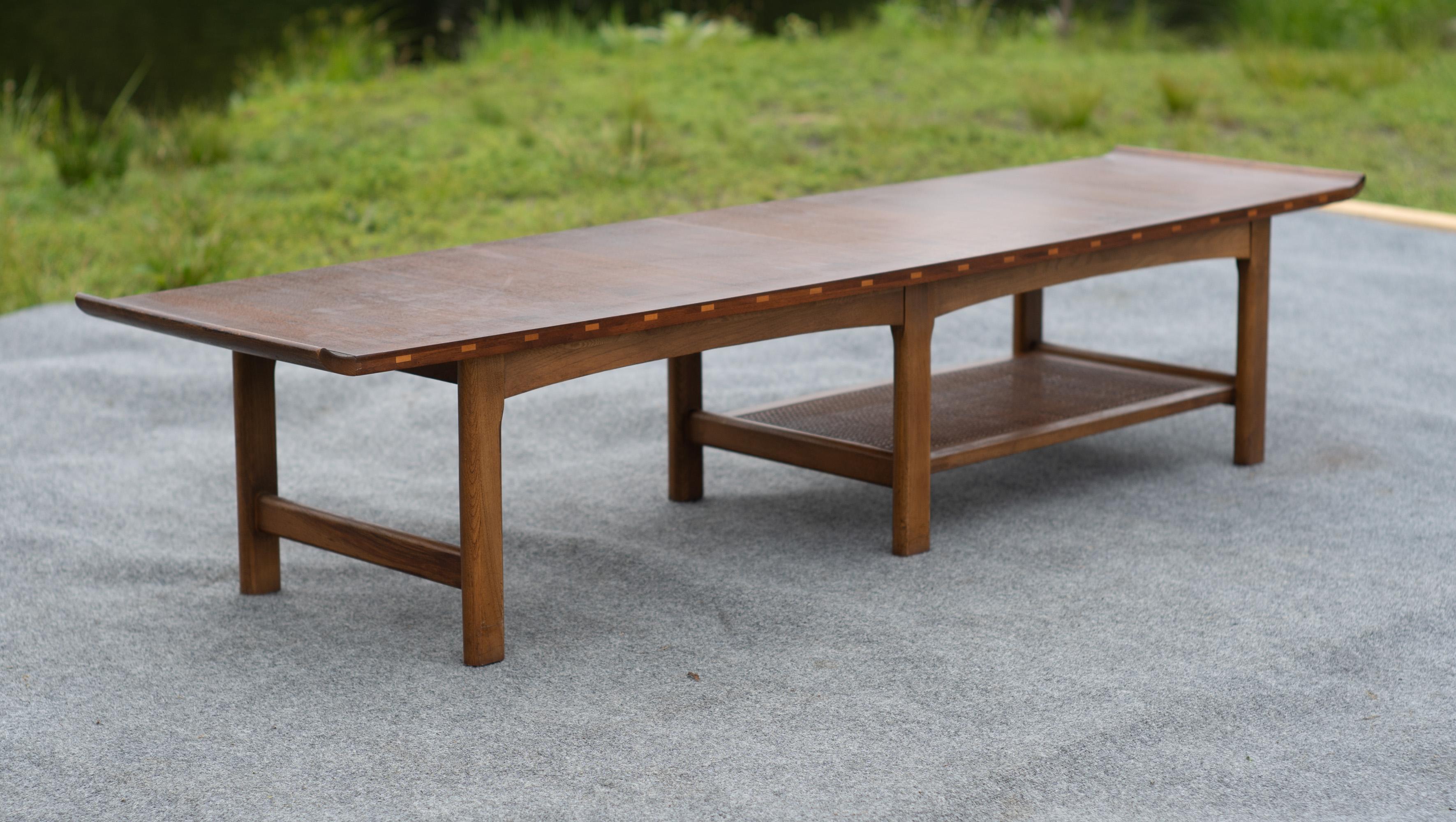 Uncommon Lane's architektonischer Couchtisch aus Nussbaumholz mit umgedrehten Enden und Ablage aus Rohr (amerikanisch) im Angebot
