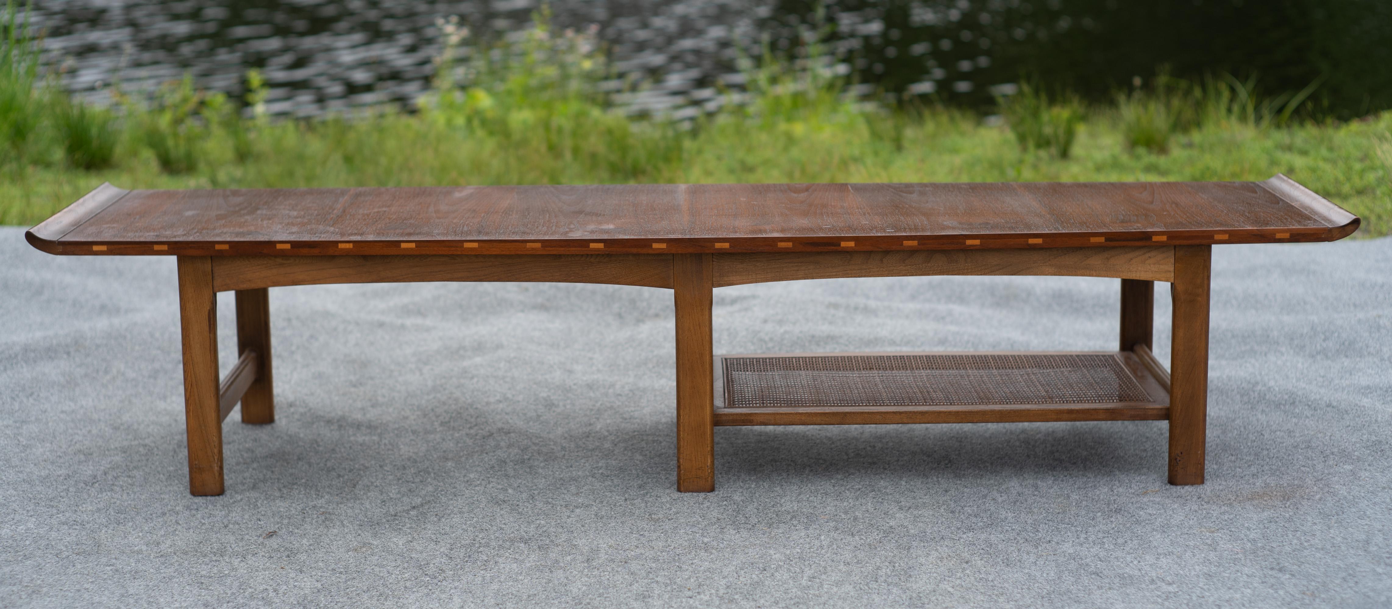 Uncommon Lane's architektonischer Couchtisch aus Nussbaumholz mit umgedrehten Enden und Ablage aus Rohr im Zustand „Gut“ im Angebot in Philadelphia, PA