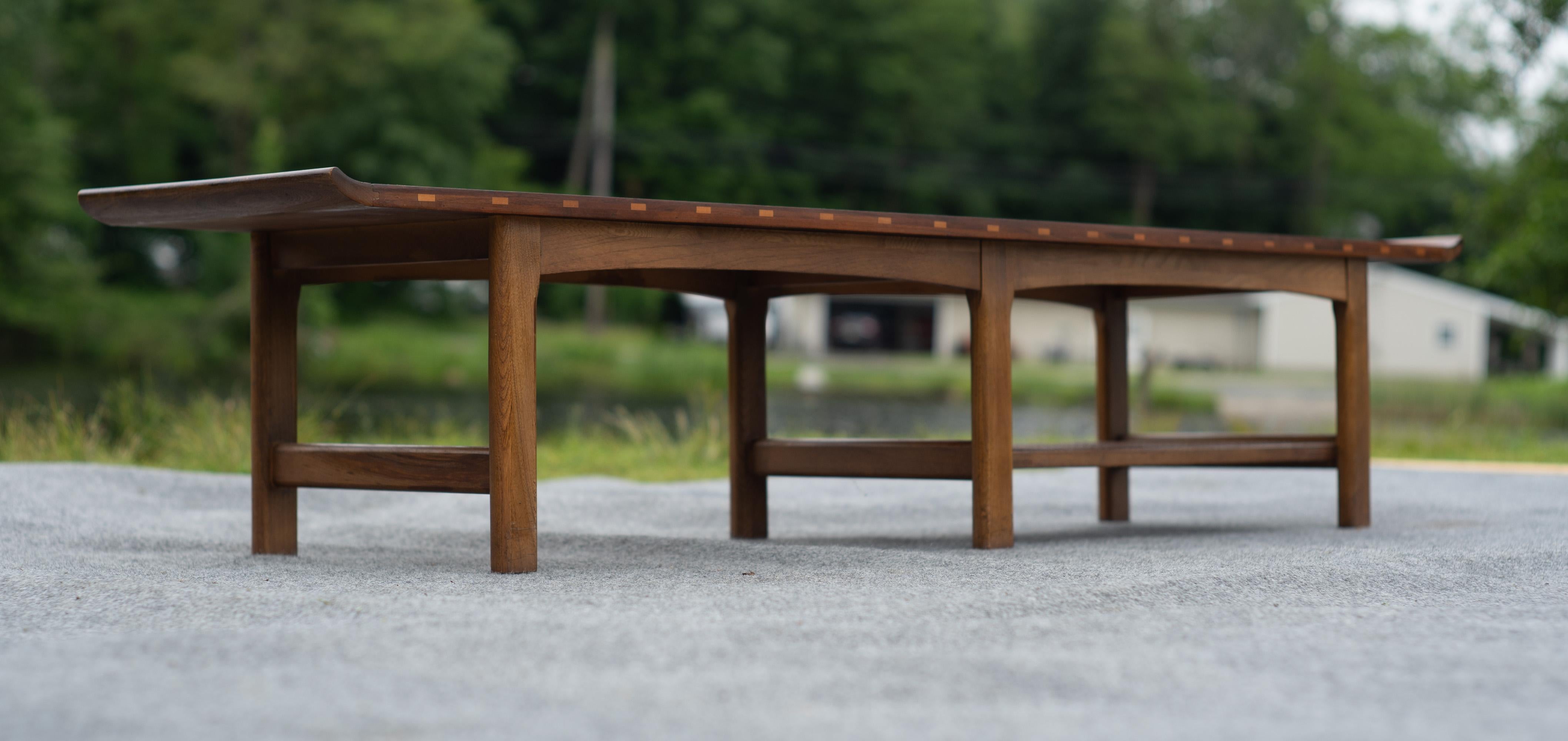 Uncommon Lane's architektonischer Couchtisch aus Nussbaumholz mit umgedrehten Enden und Ablage aus Rohr (Walnuss) im Angebot