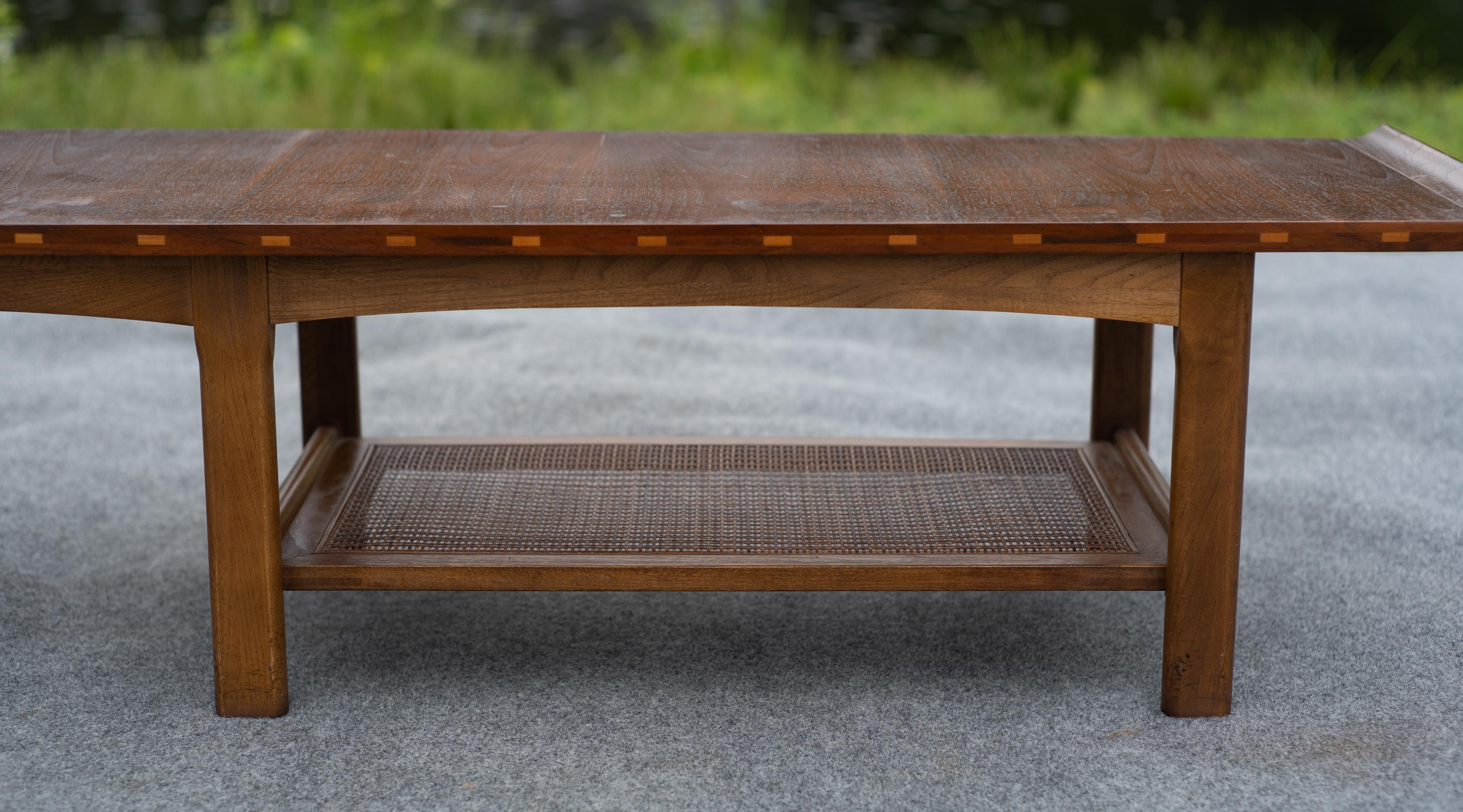 Uncommon Lane's architektonischer Couchtisch aus Nussbaumholz mit umgedrehten Enden und Ablage aus Rohr im Angebot 2