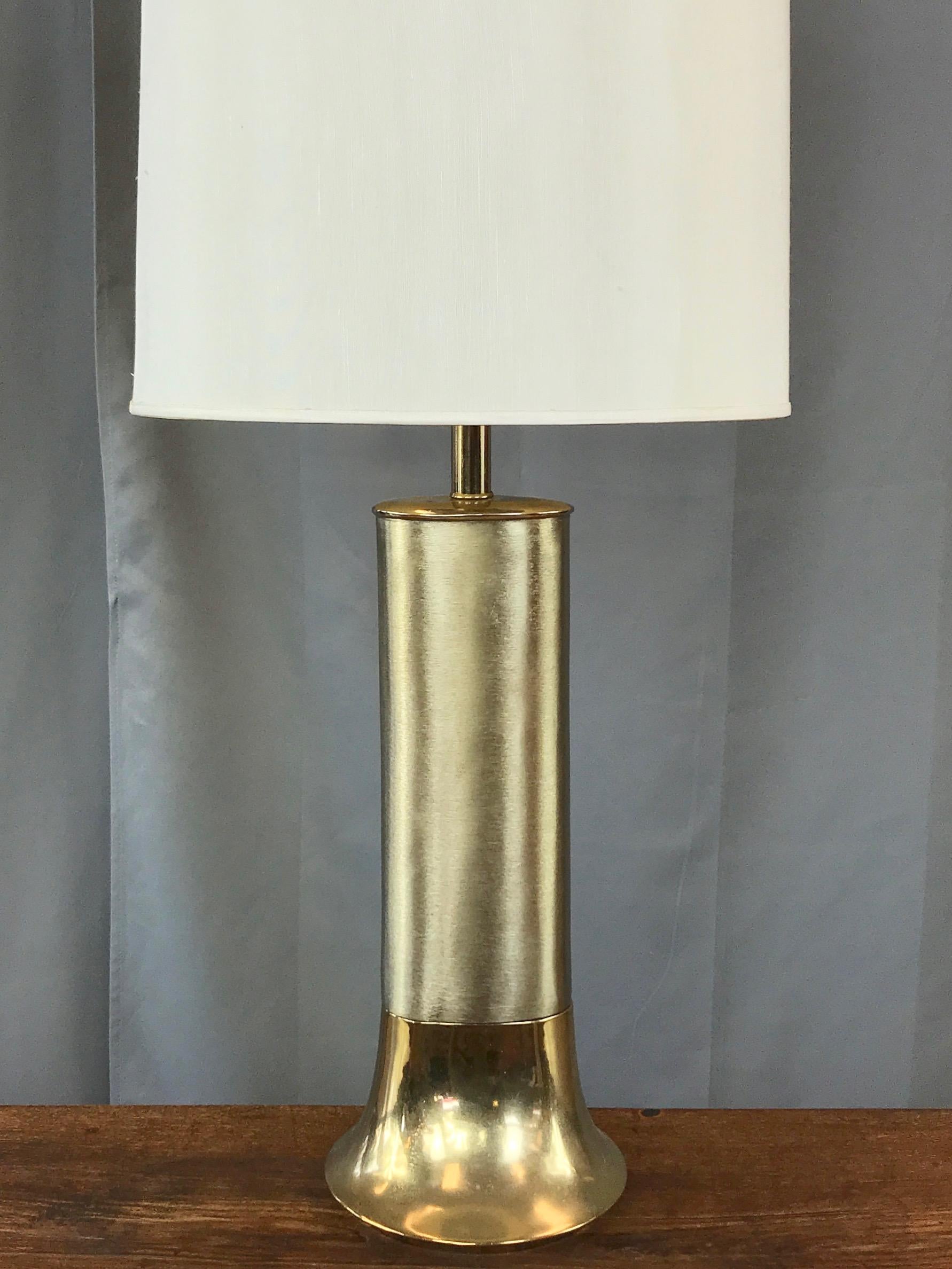 A very uncommon streamlined polished and brushed brass midcentury table lamp by Laurel Lamp Company.

Sleek, Minimalist form with flared polished brass base that transitions to an oval brushed brass body with polished brass top. A sculptural 1960s