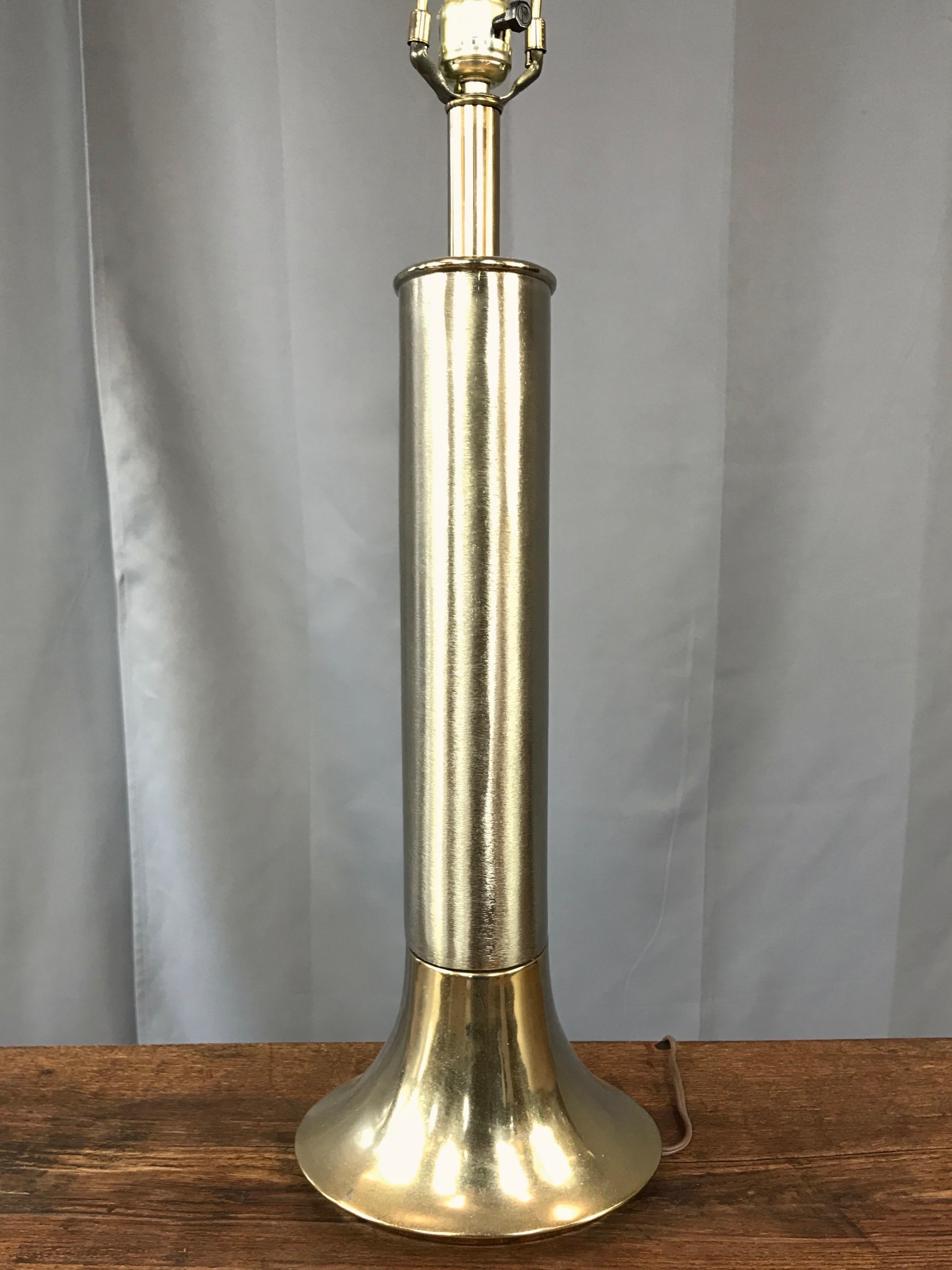Uncommon Laurel Streamlined Polished and Brushed Brass Table Lamp In Good Condition In San Francisco, CA