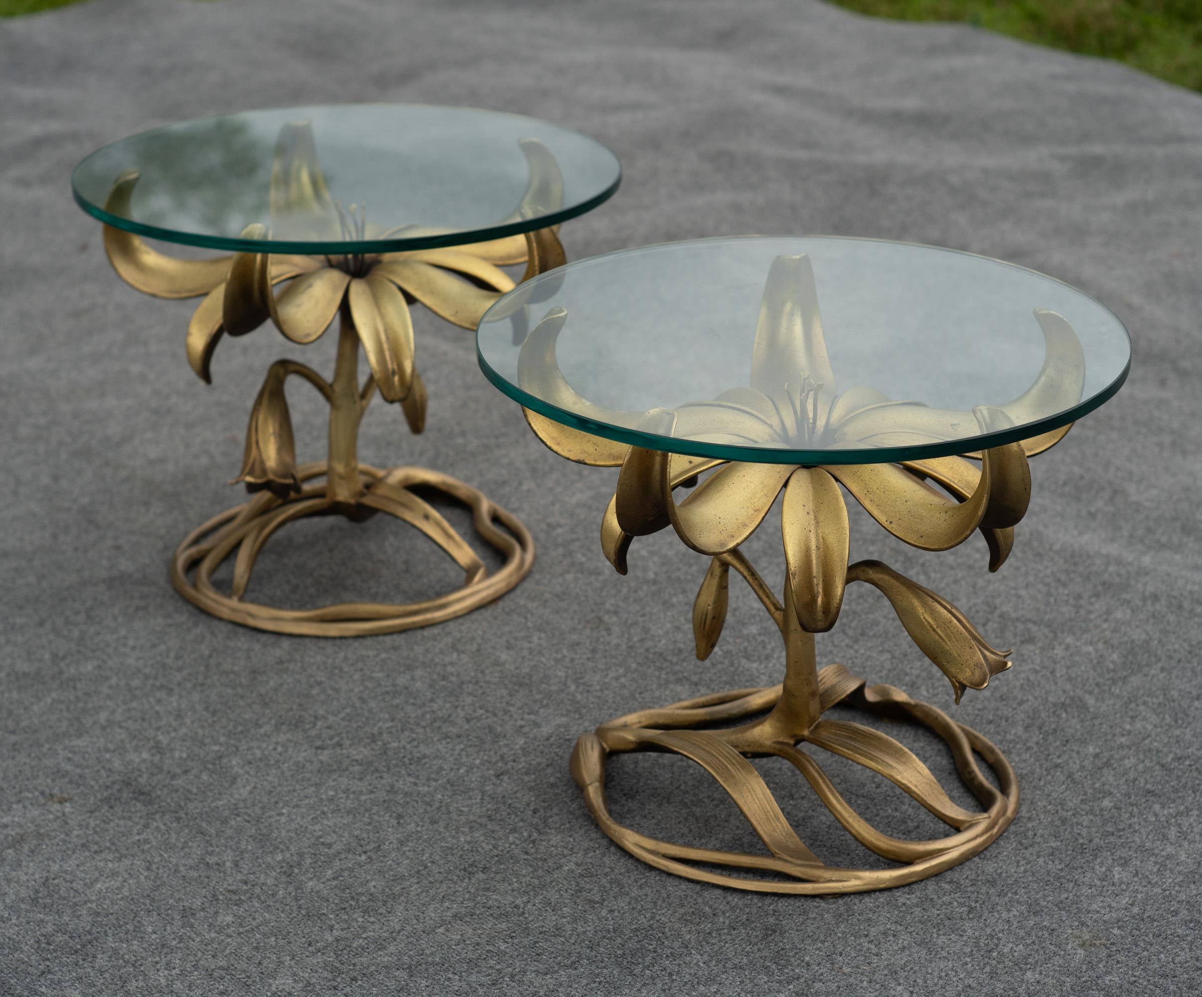Pareja de mesas auxiliares Arthur Court de aluminio fundido y cristal con forma floral Moderno de mediados de siglo en venta