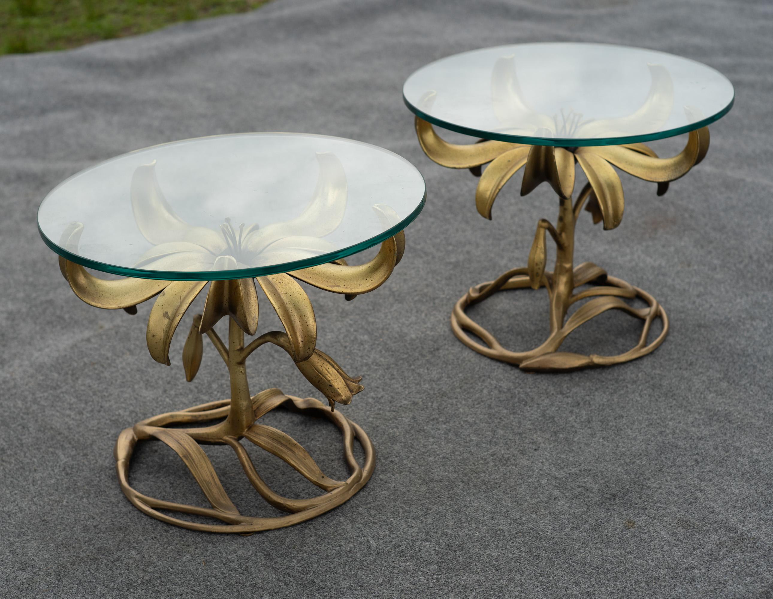 Pareja de mesas auxiliares Arthur Court de aluminio fundido y cristal con forma floral Estadounidense en venta