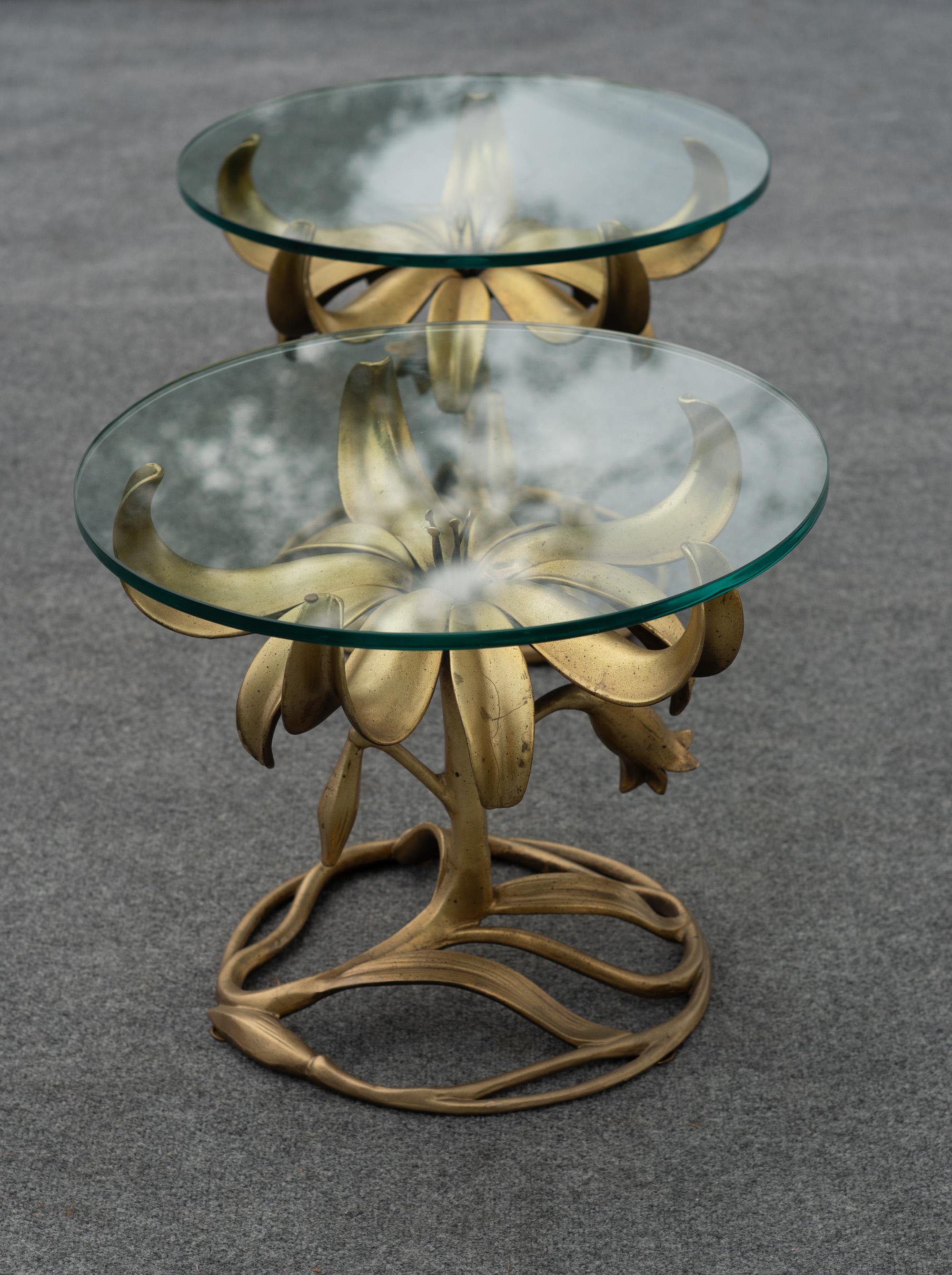 Pareja de mesas auxiliares Arthur Court de aluminio fundido y cristal con forma floral Vaciado en venta